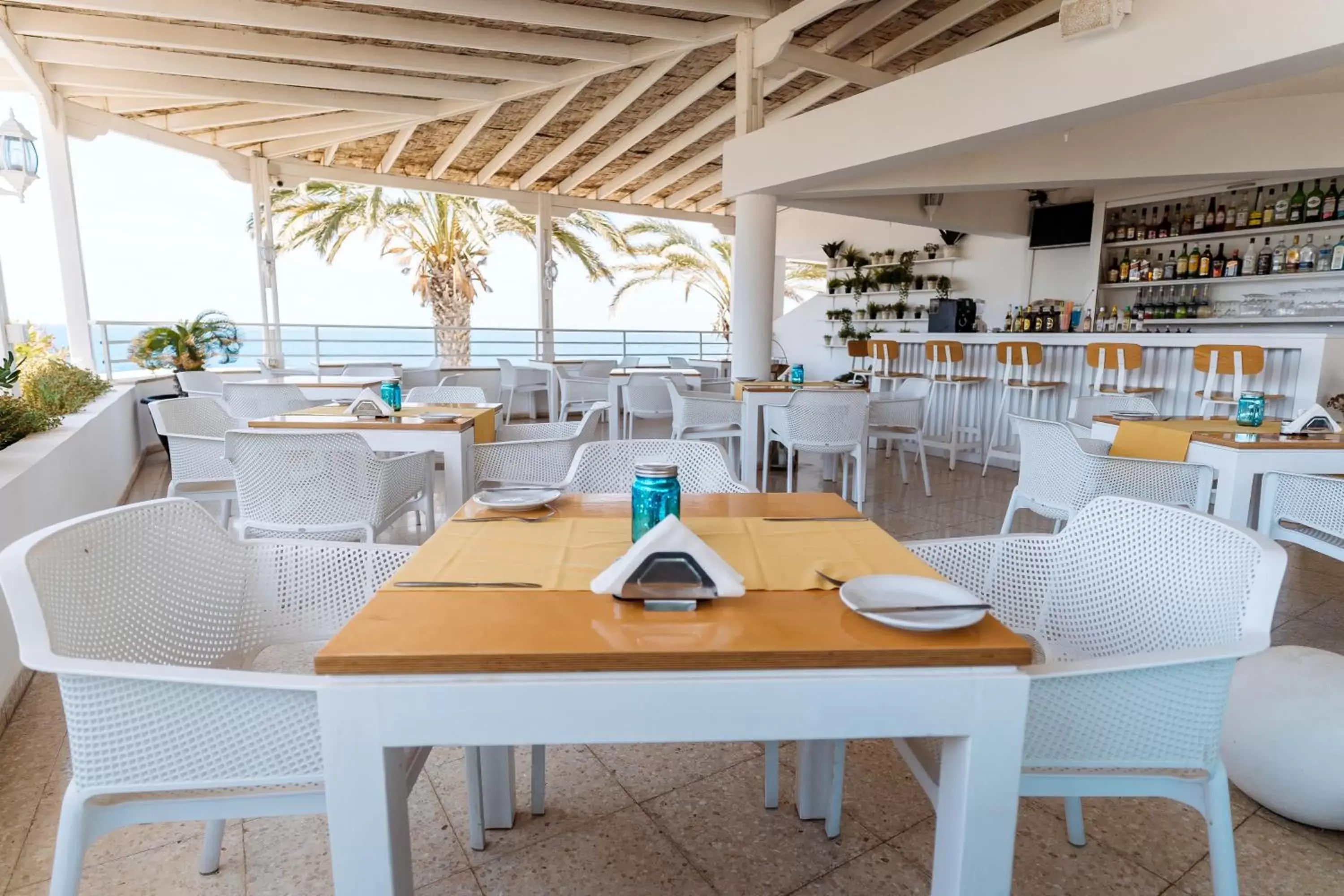 Restaurant/Places to Eat in Vrachia Beach Hotel & Suites - Adults Only