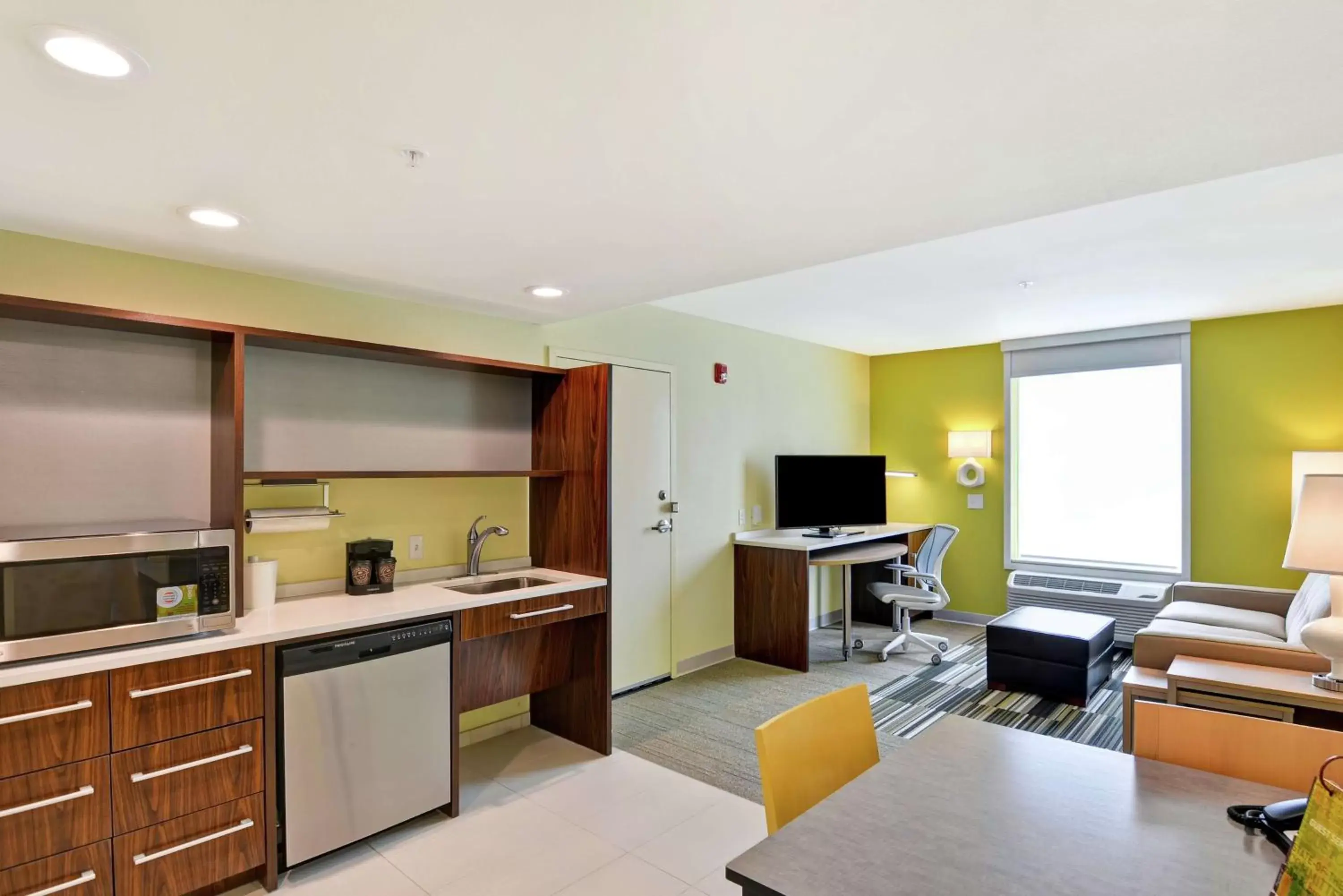 Living room, Kitchen/Kitchenette in Home2 Suites By Hilton Helena
