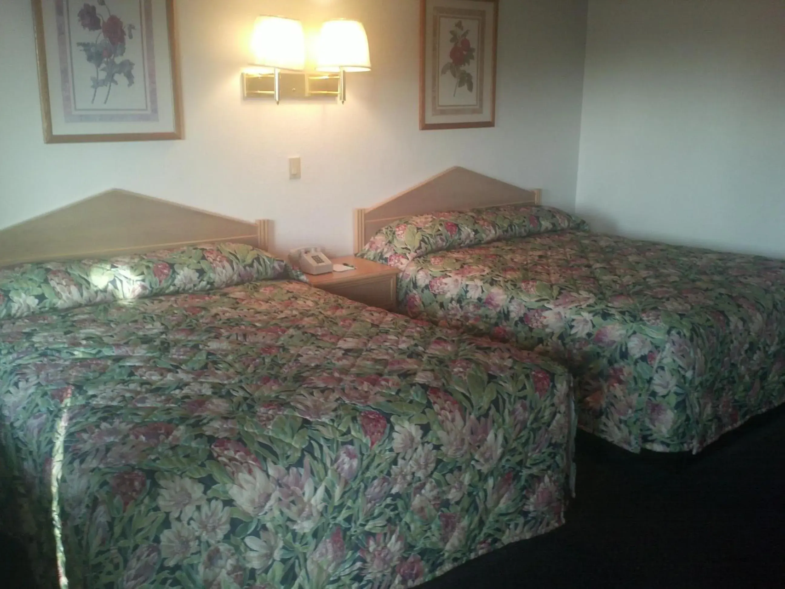 Bed in Sunrise Inn