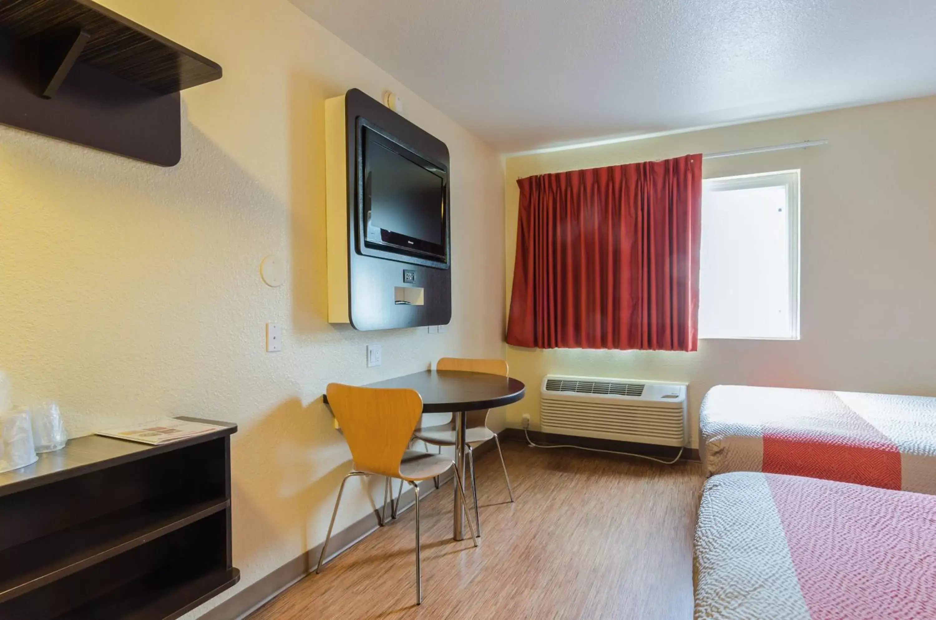 Bedroom, TV/Entertainment Center in Motel 6-Seattle, WA - Sea-Tac Airport South