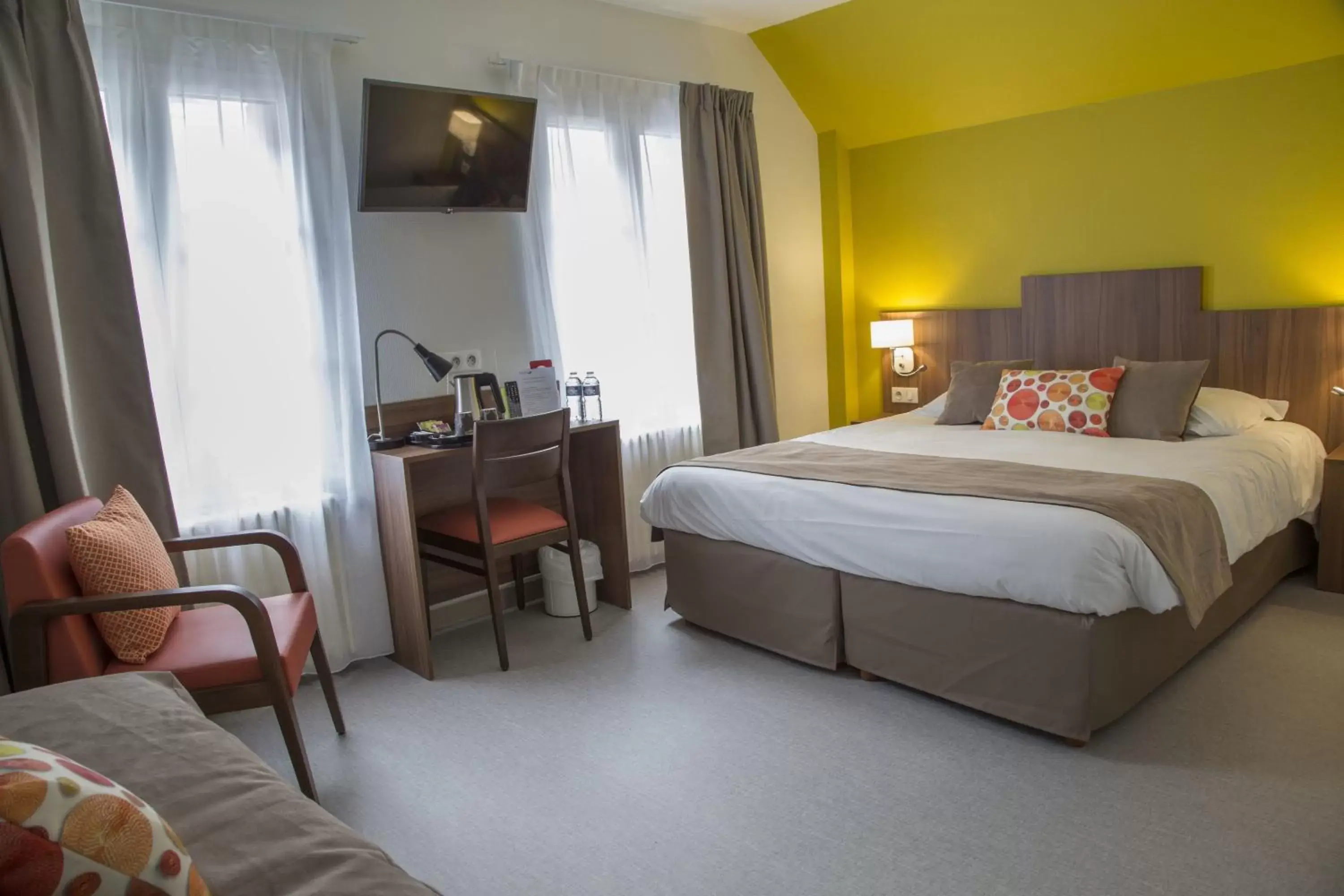 Photo of the whole room, Bed in Logis Hôtel Restaurant Chaptal, Amboise