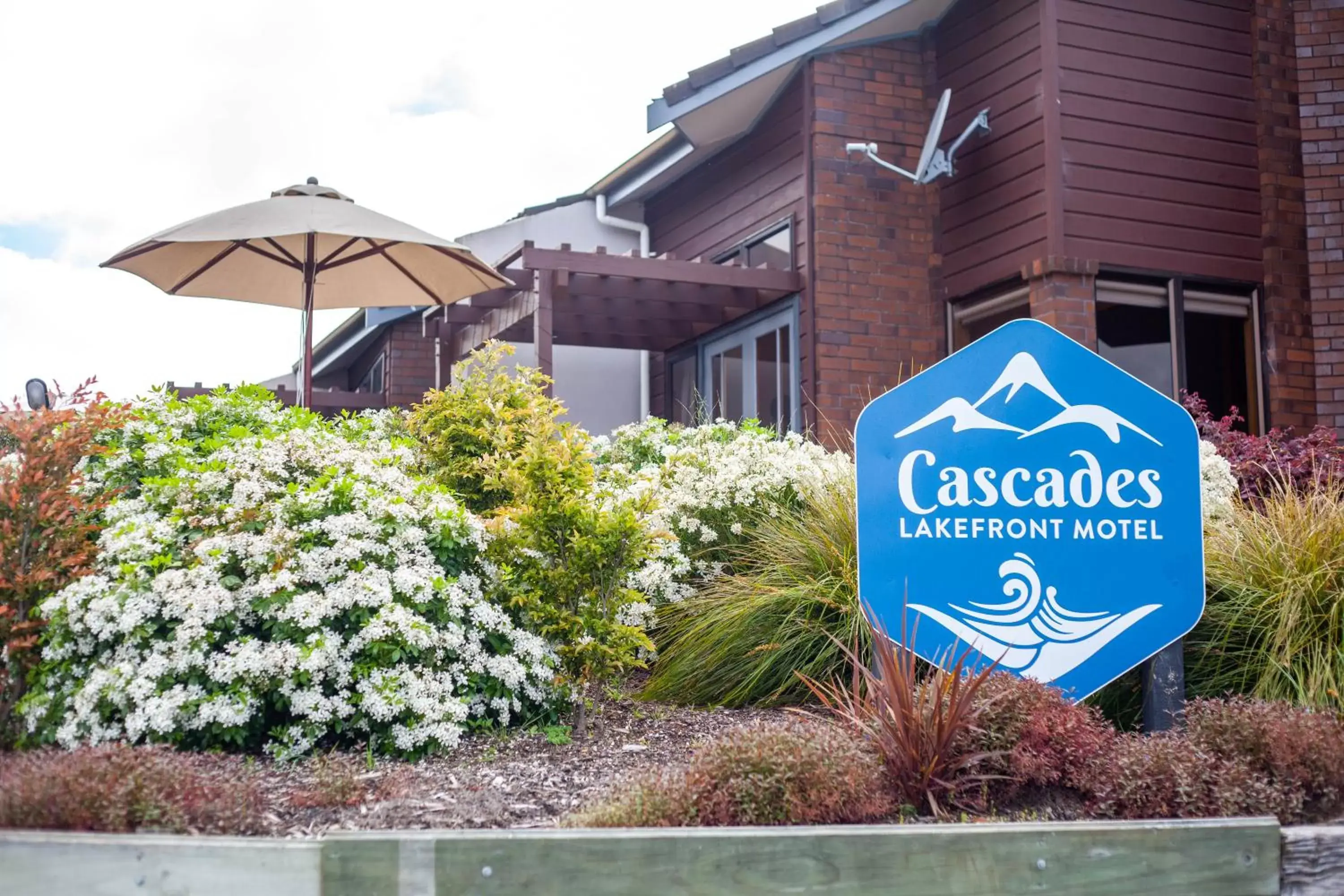 Property building in Cascades Lakefront Motel