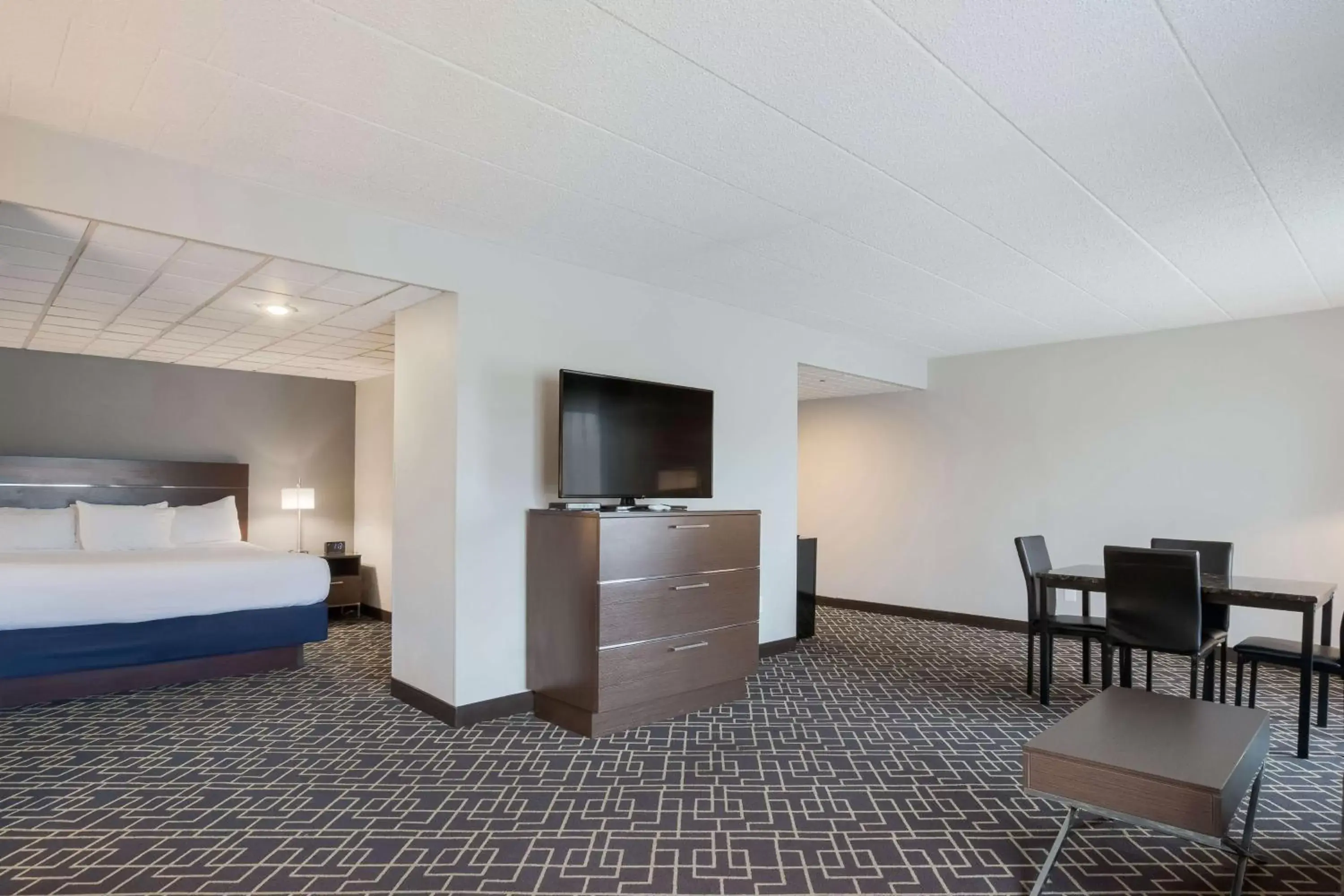 Bedroom, TV/Entertainment Center in Best Western Hunt's Landing Hotel Matamoras Milford