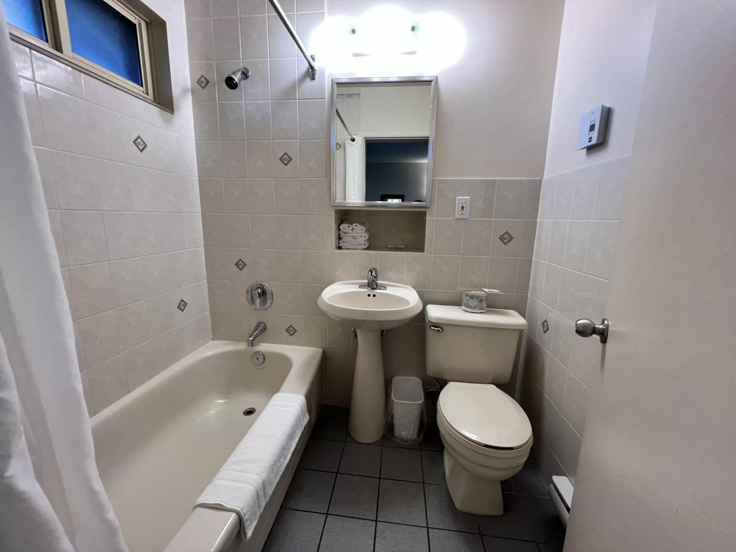 Bathroom in Motel Du Chevalier