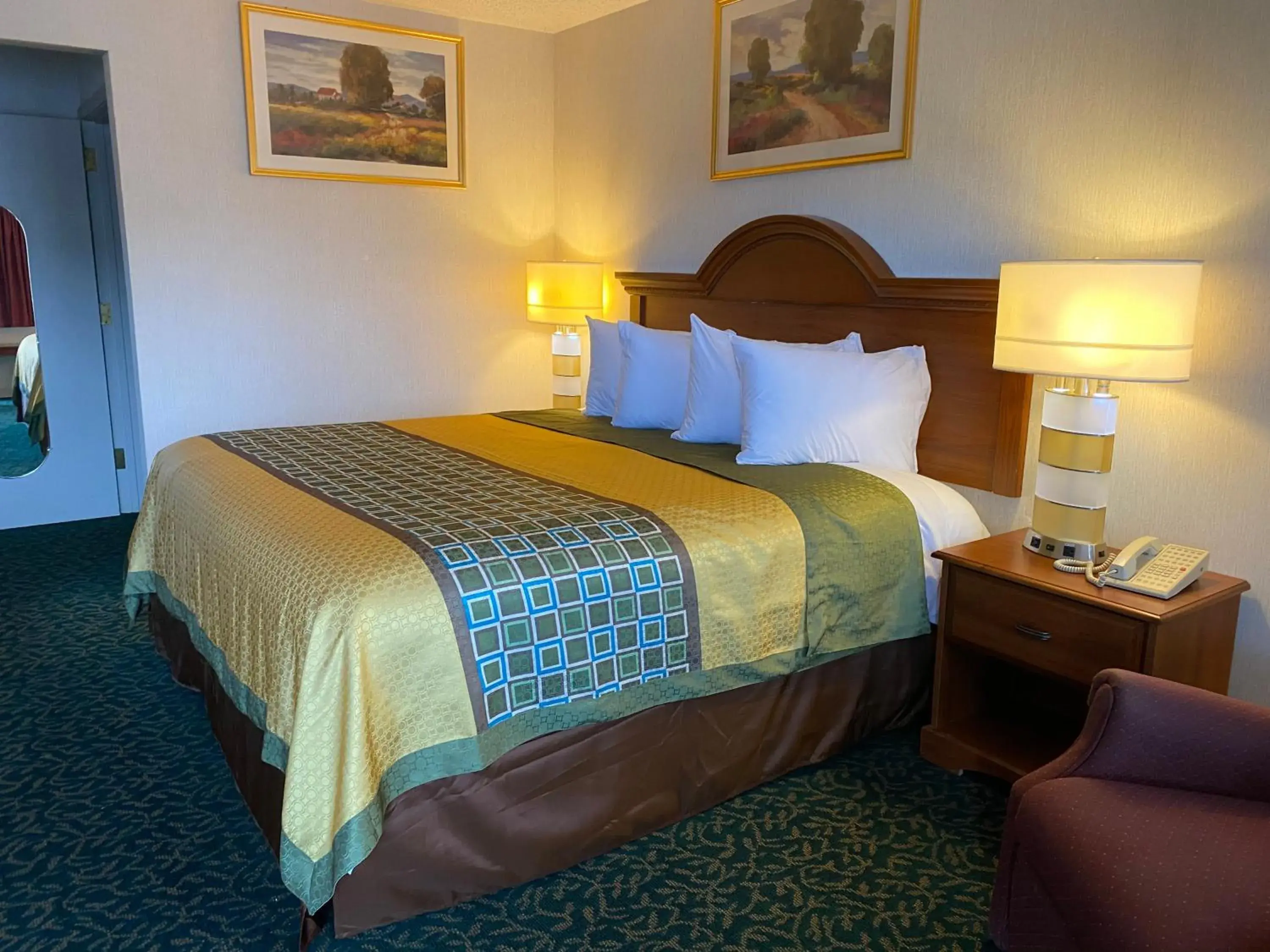 Bed in Harrisonville Inn & Suites