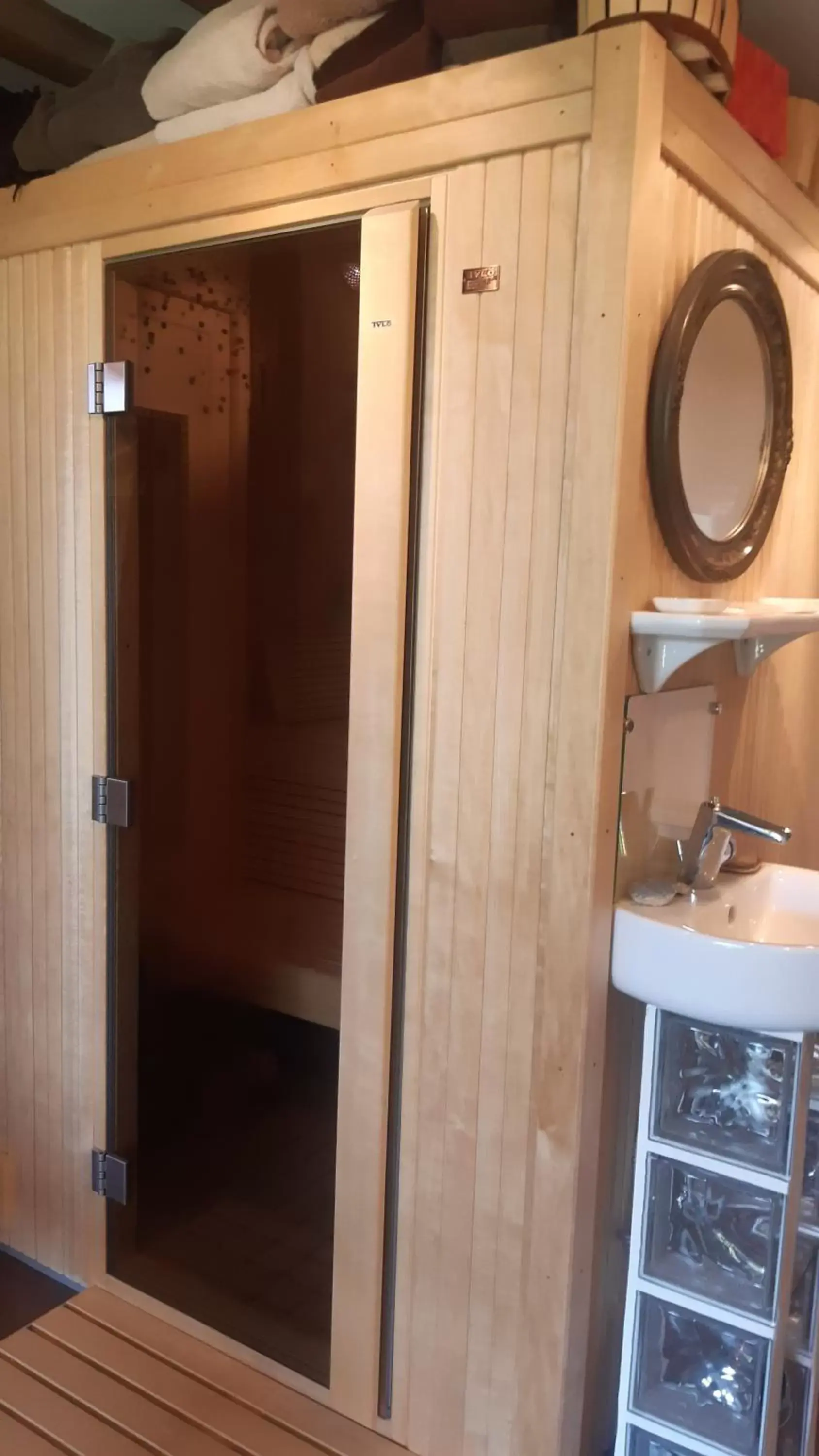 Sauna, Bathroom in le buisson de la gariole ,chambre rhétaise