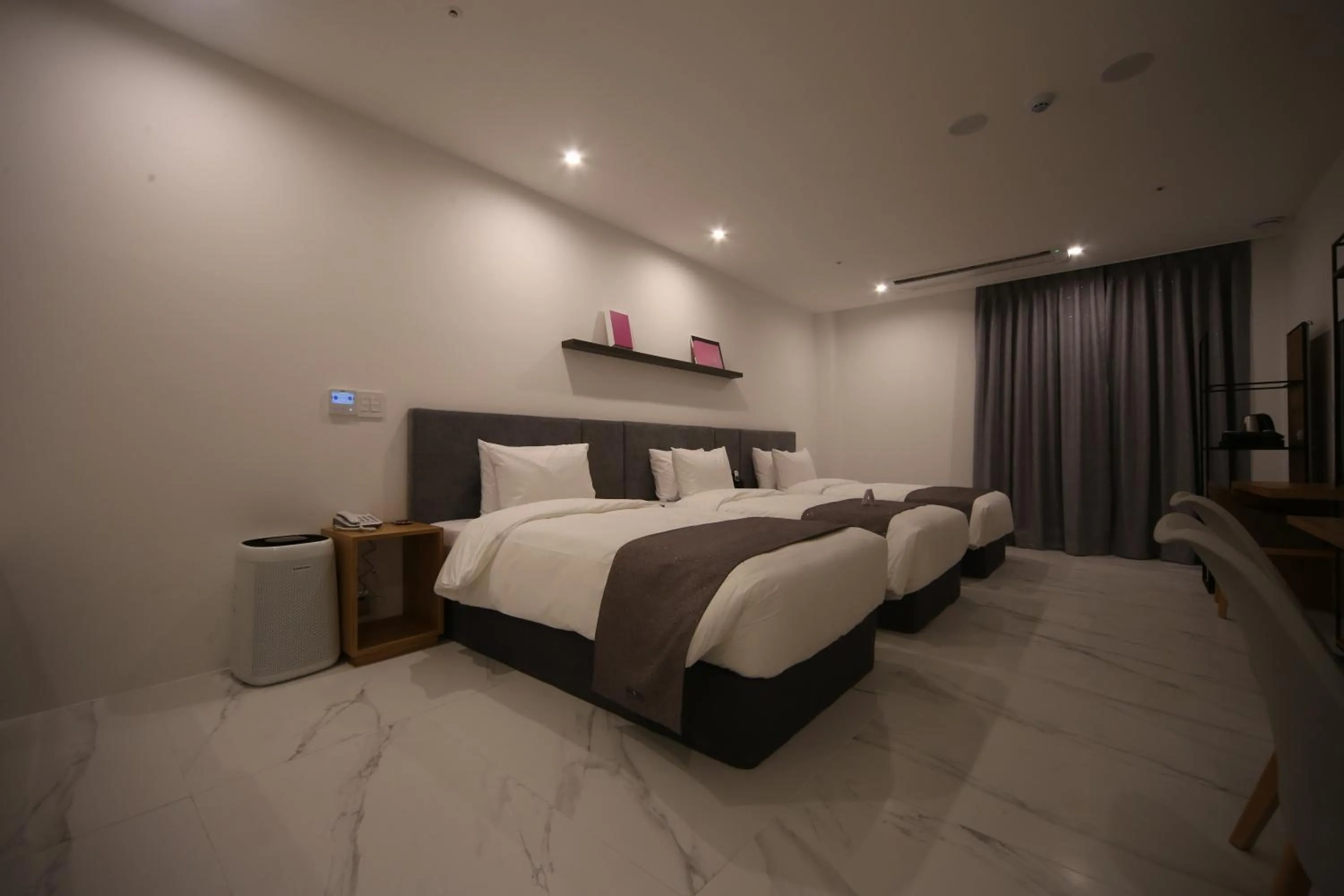 Bed in Hotel Noblestay