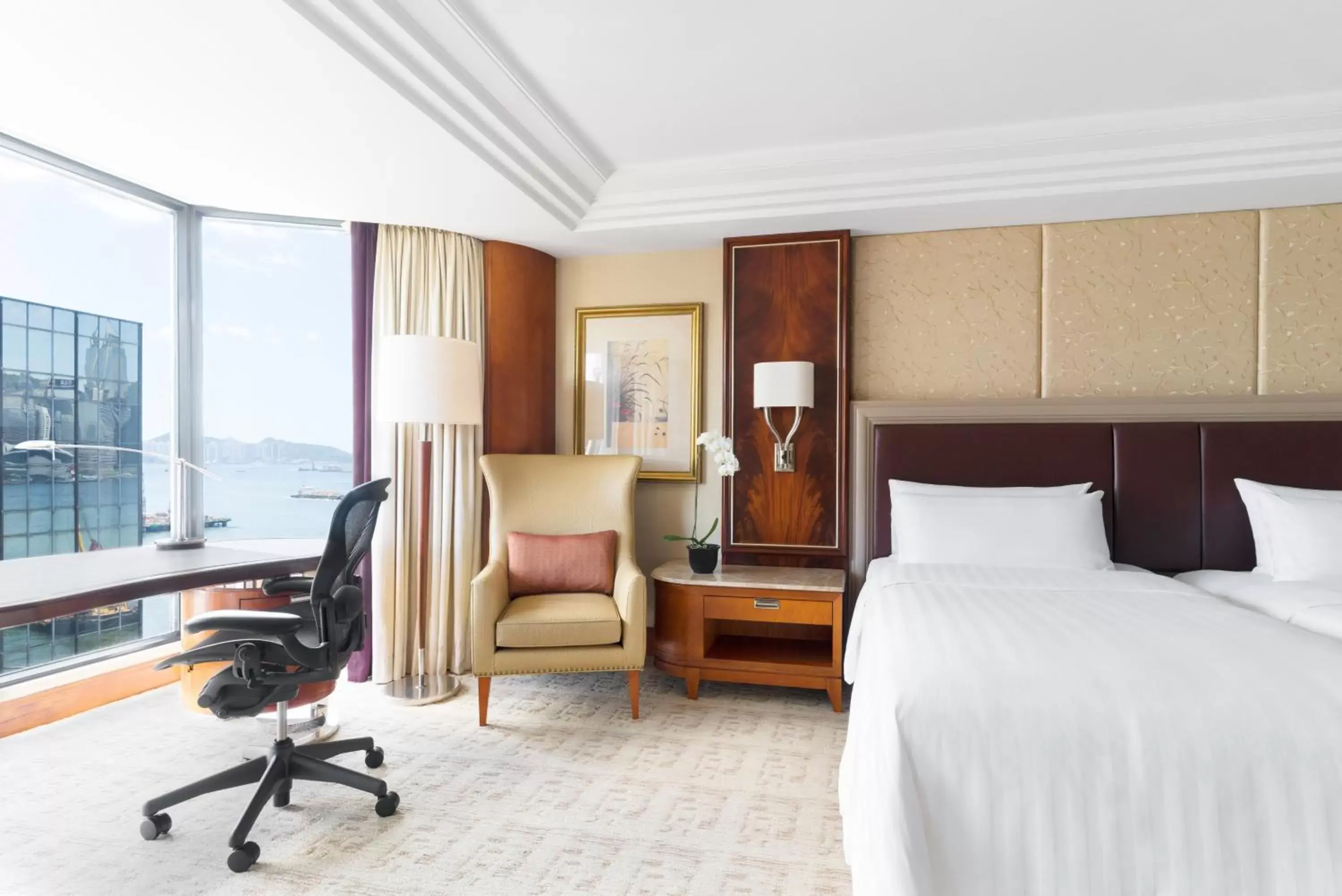 Horizon Club Side Harbor View Twin Room with Horizon Club Benefits in Kowloon Shangri-La, Hong Kong