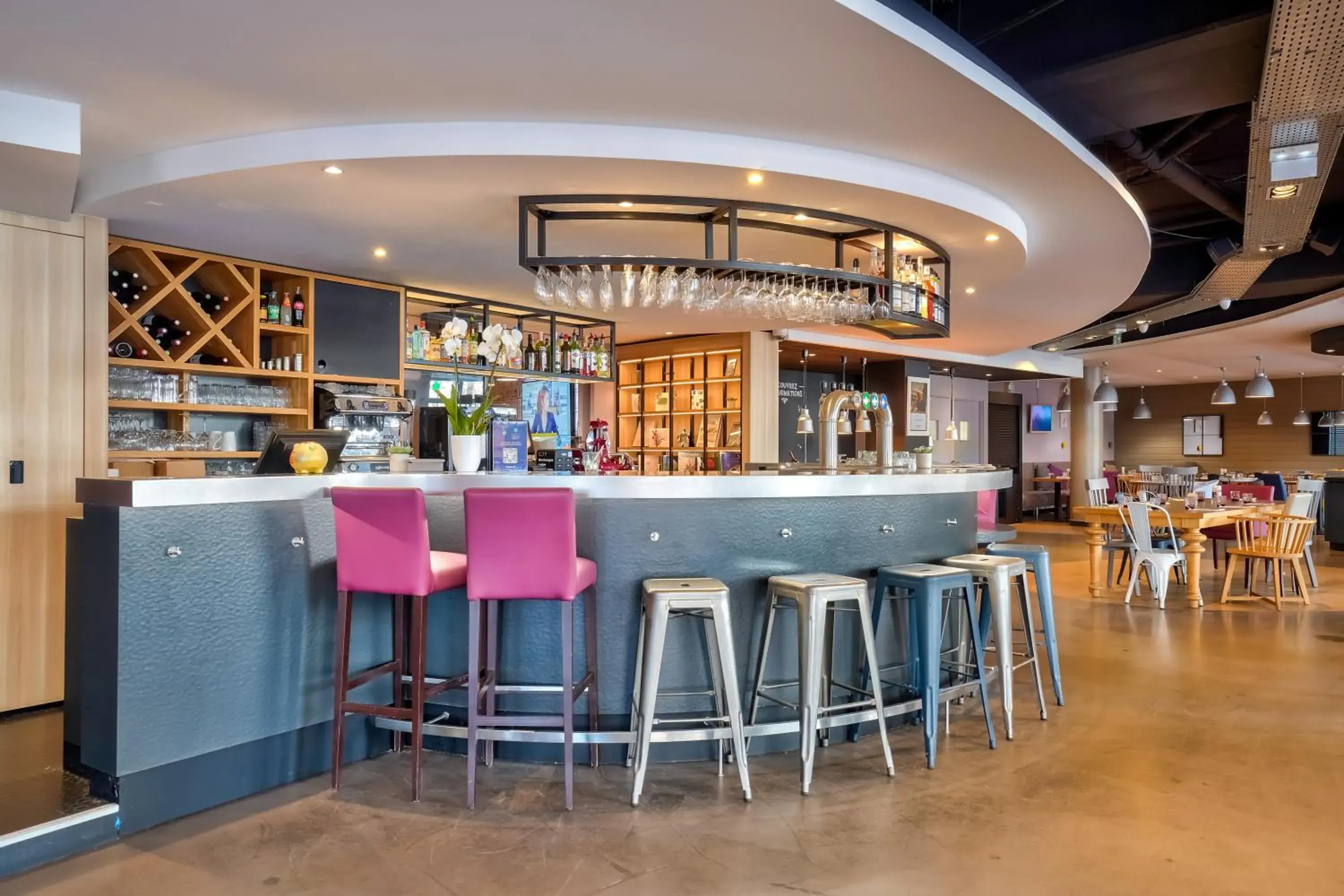 Lounge or bar, Lounge/Bar in Campanile Paris Ouest - Pont De Suresnes