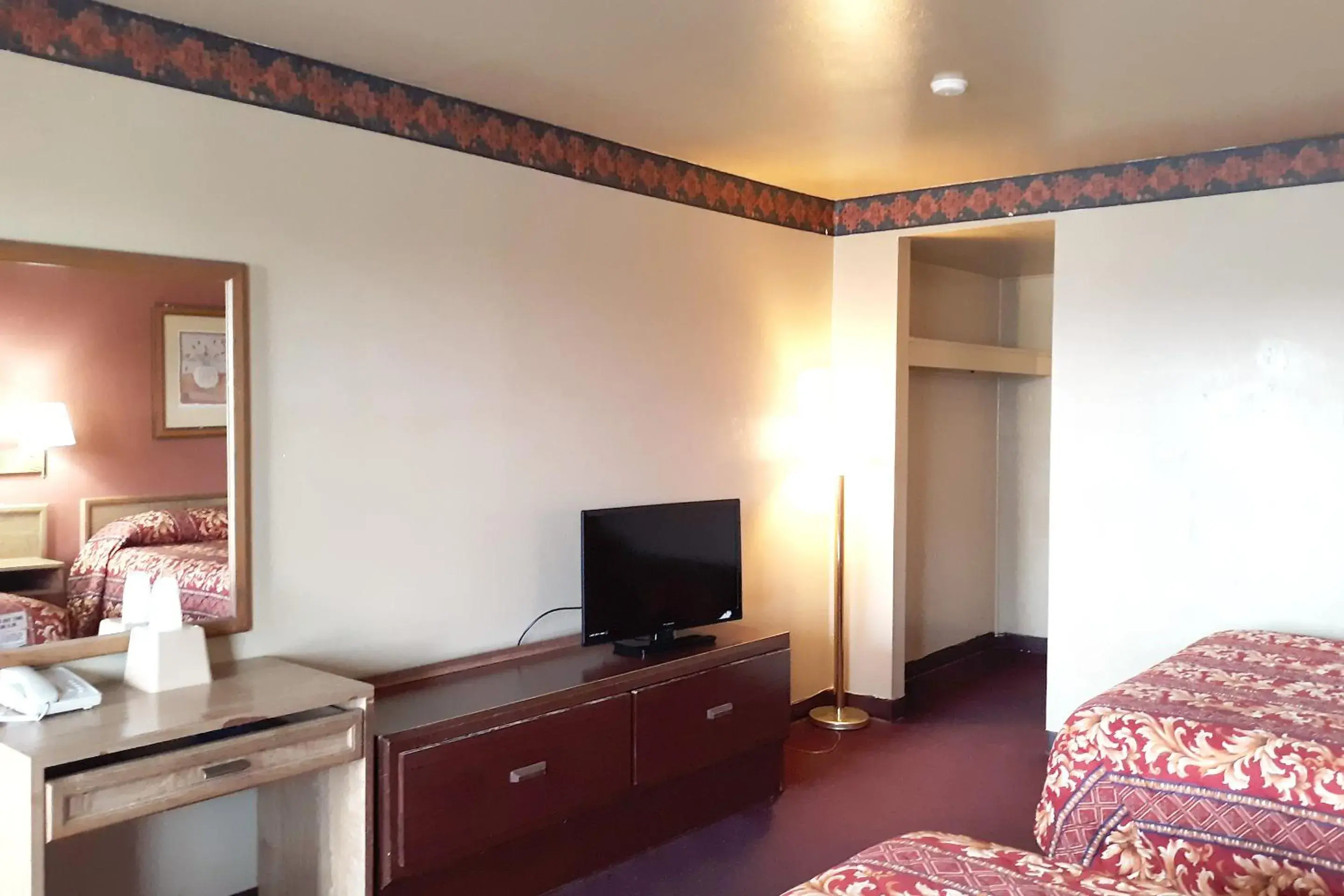 TV and multimedia, TV/Entertainment Center in OYO Hotel Kings at Clovis