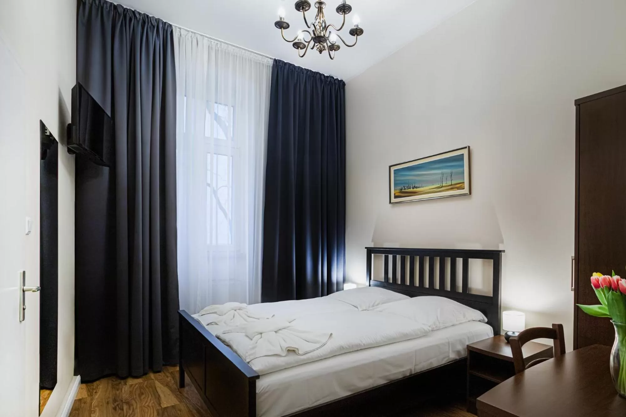 Photo of the whole room, Bed in Hotel BELLEVUE am Kurfürstendamm