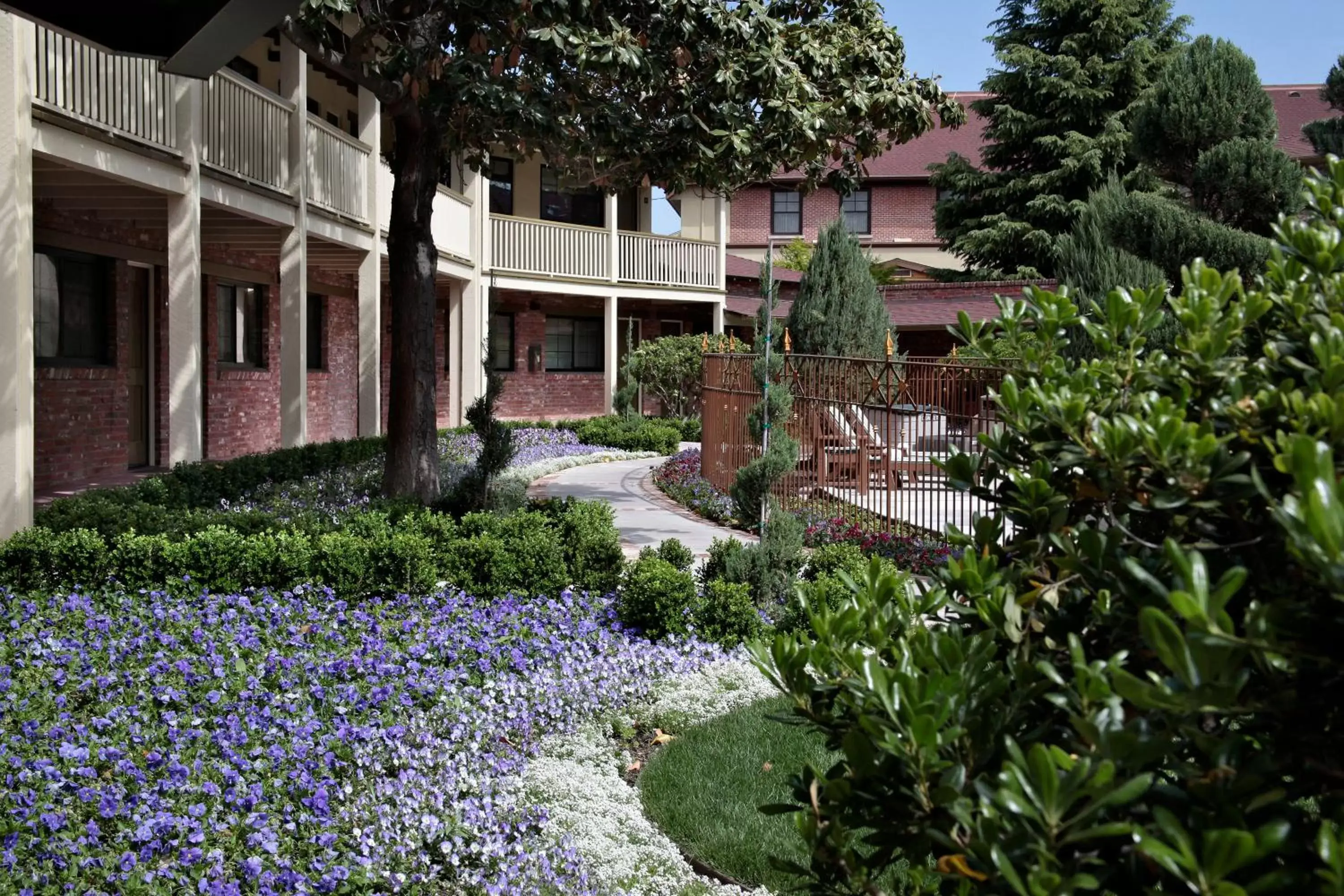 Patio, Property Building in Paso Robles Inn
