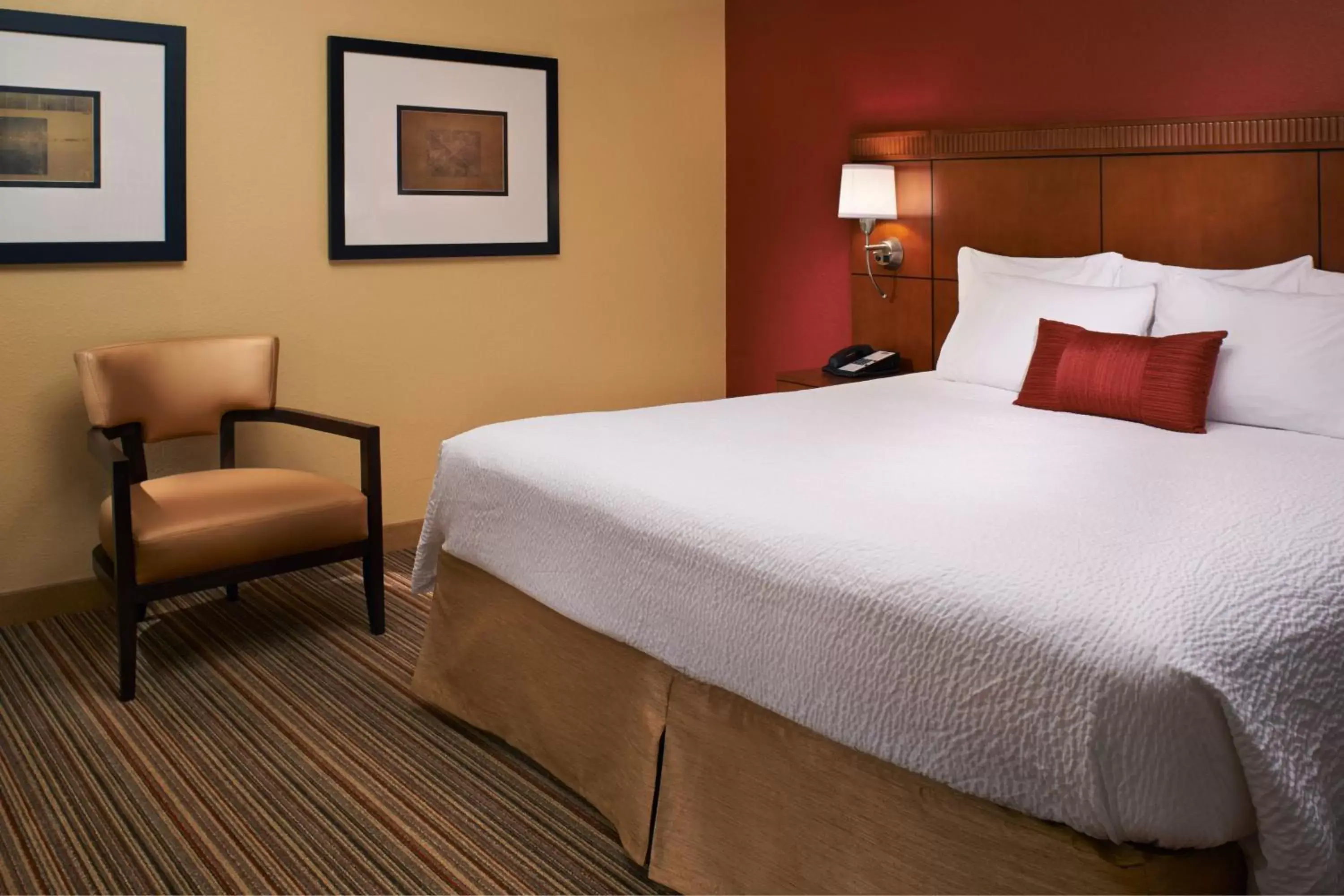 Bedroom, Bed in Courtyard by Marriott Louisville East