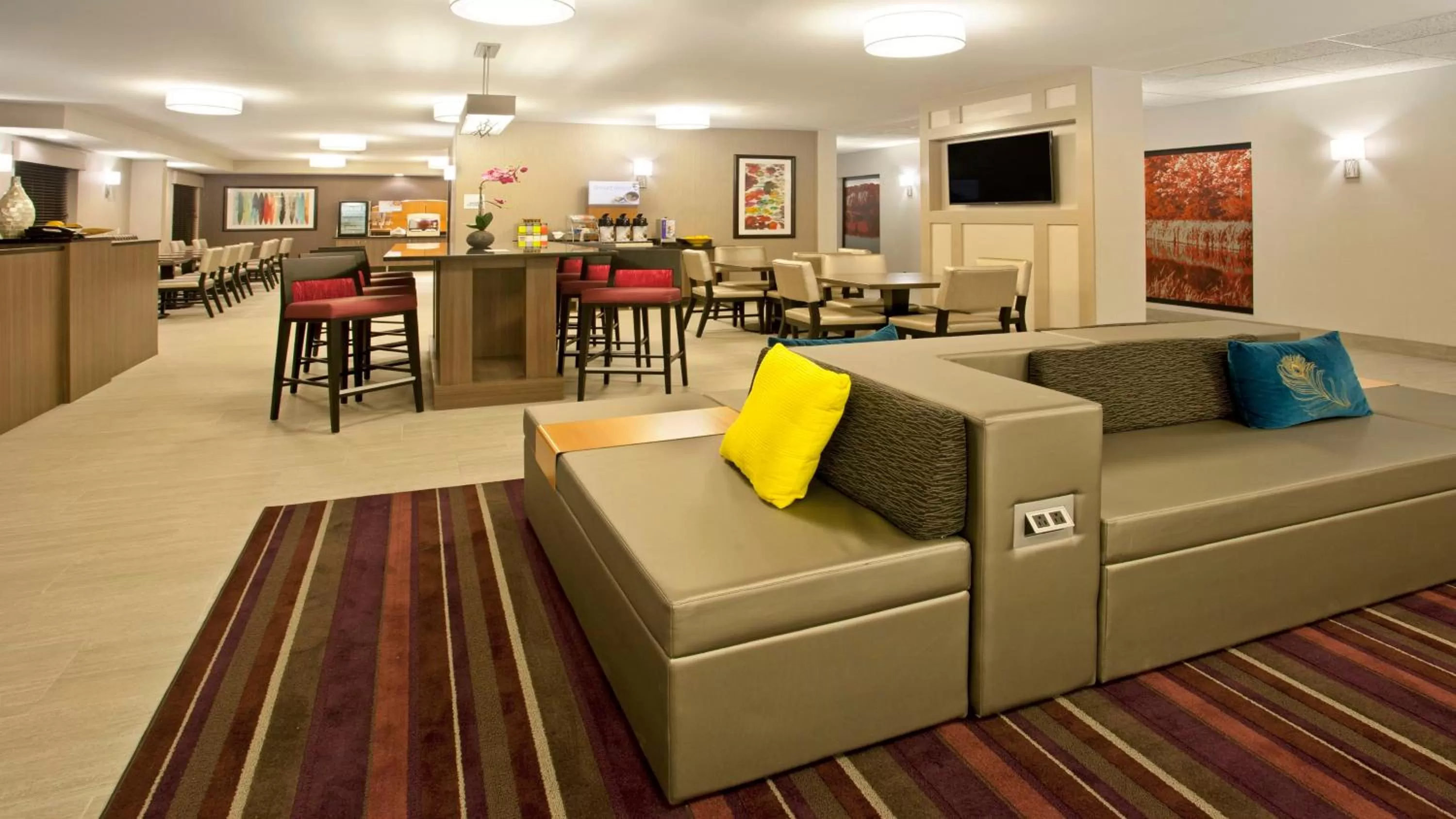 Lobby or reception in Holiday Inn Express Hotel & Suites Minneapolis - Minnetonka by IHG