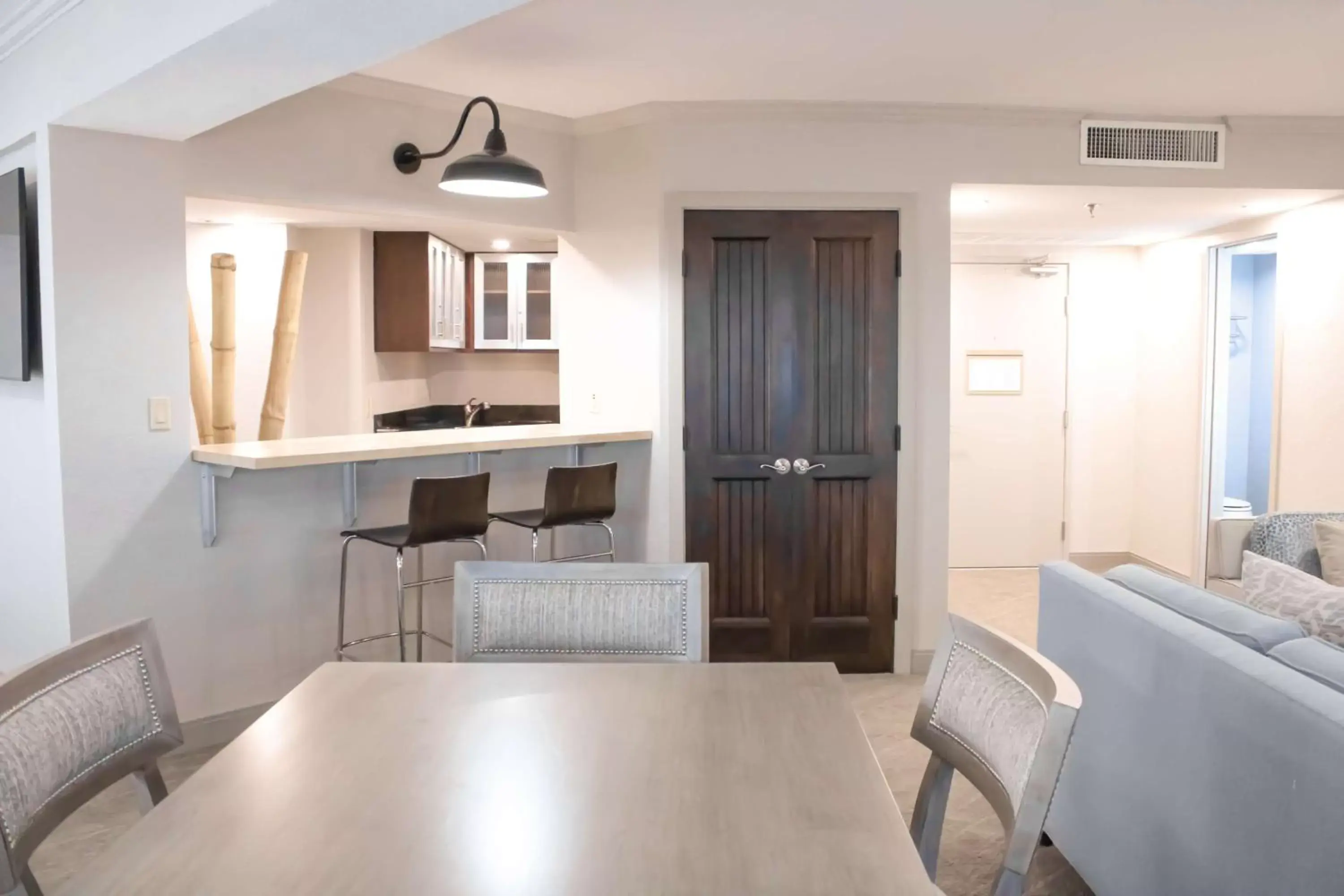 Living room, Kitchen/Kitchenette in Doubletree by Hilton Phoenix Mesa