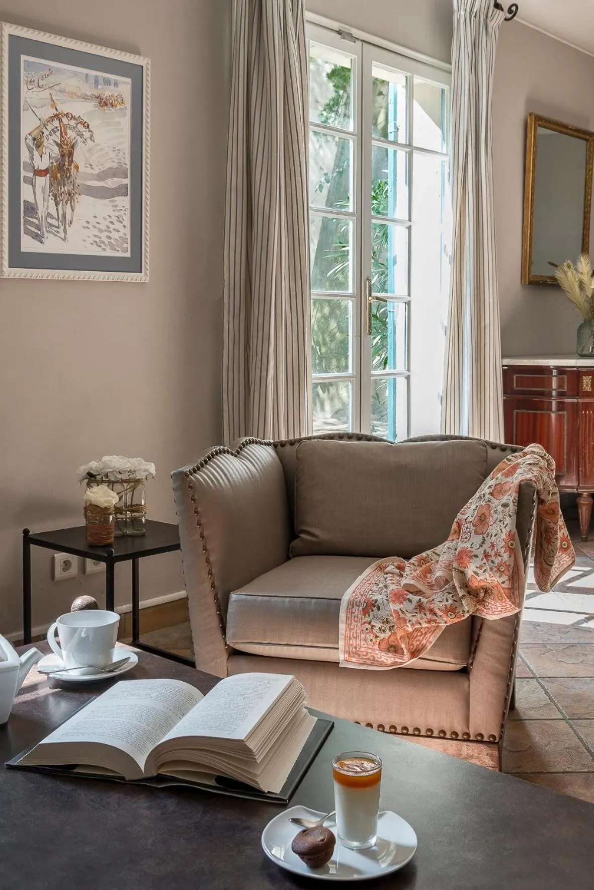 Living room, Bed in Hôtel la Magnaneraie