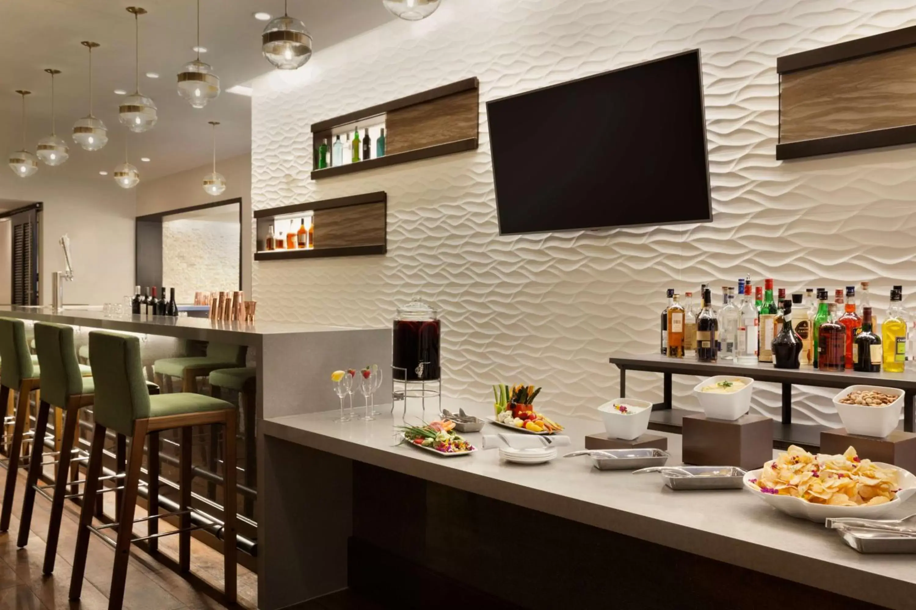 Lounge or bar, Kitchen/Kitchenette in Embassy Suites By Hilton Boulder