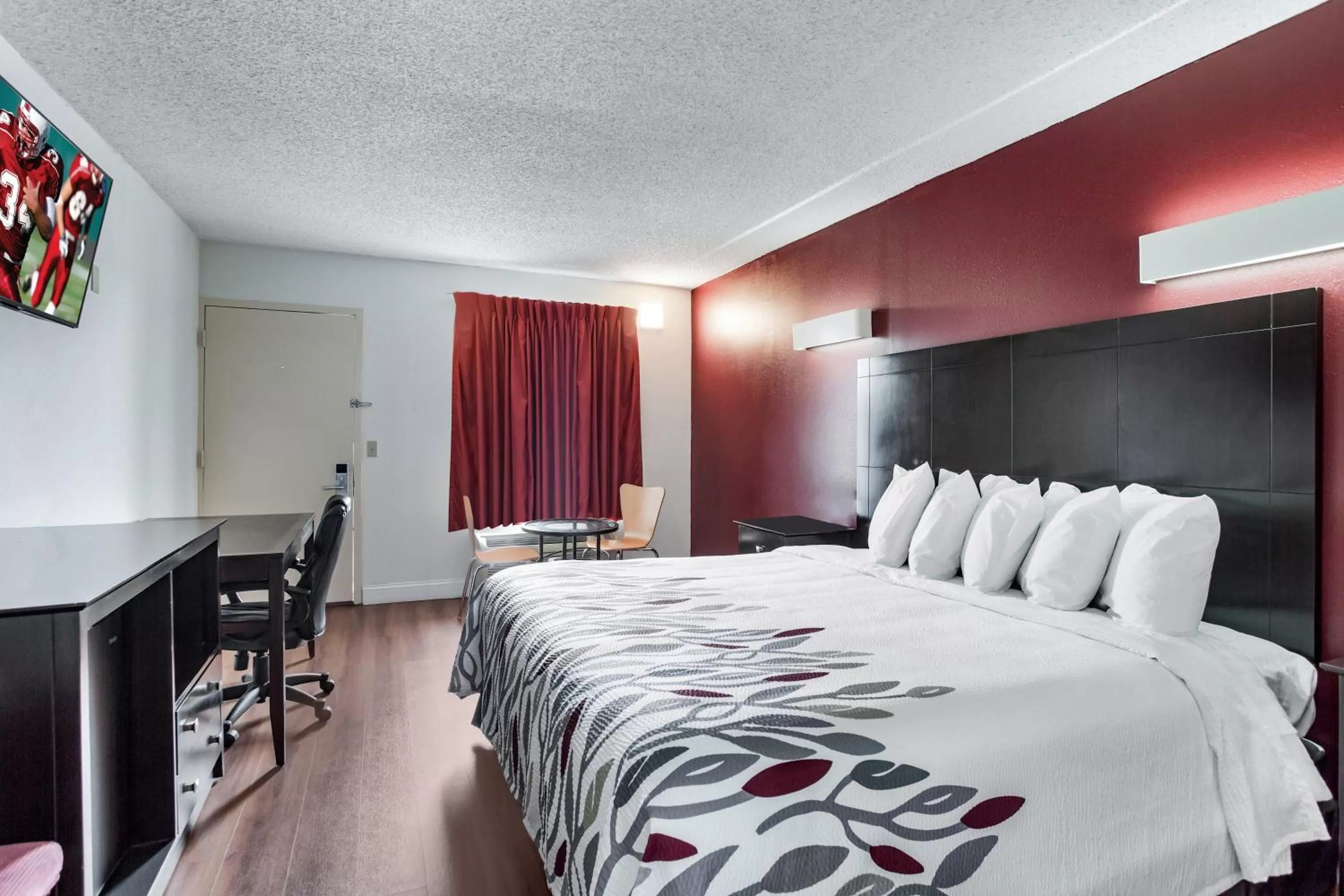 Photo of the whole room, Bed in Red Roof Inn Monteagle - I-24