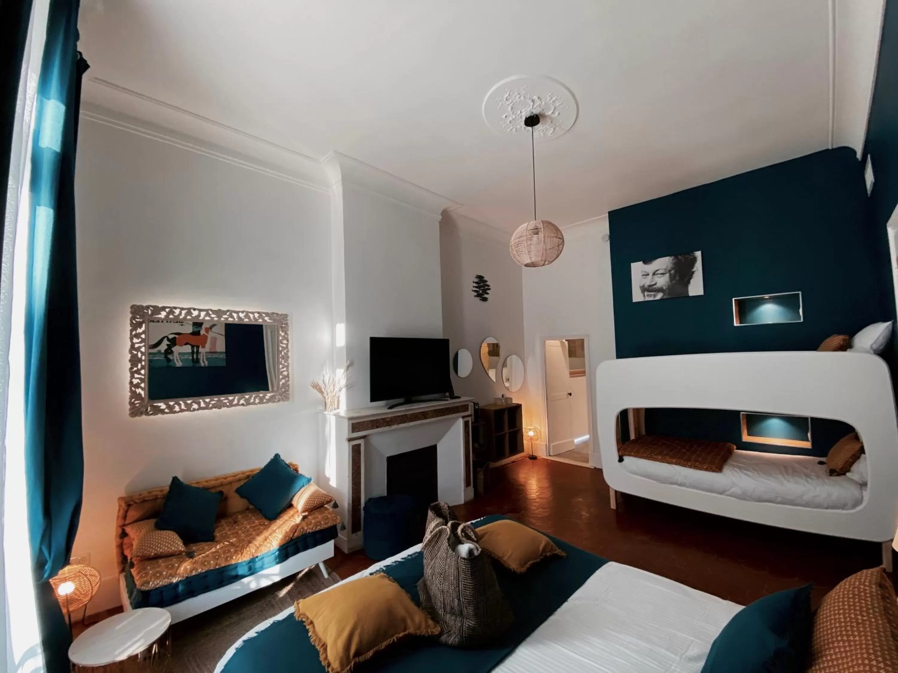 TV and multimedia, Bed in La Domitia - Maison d'hôtes, massages & bien-être