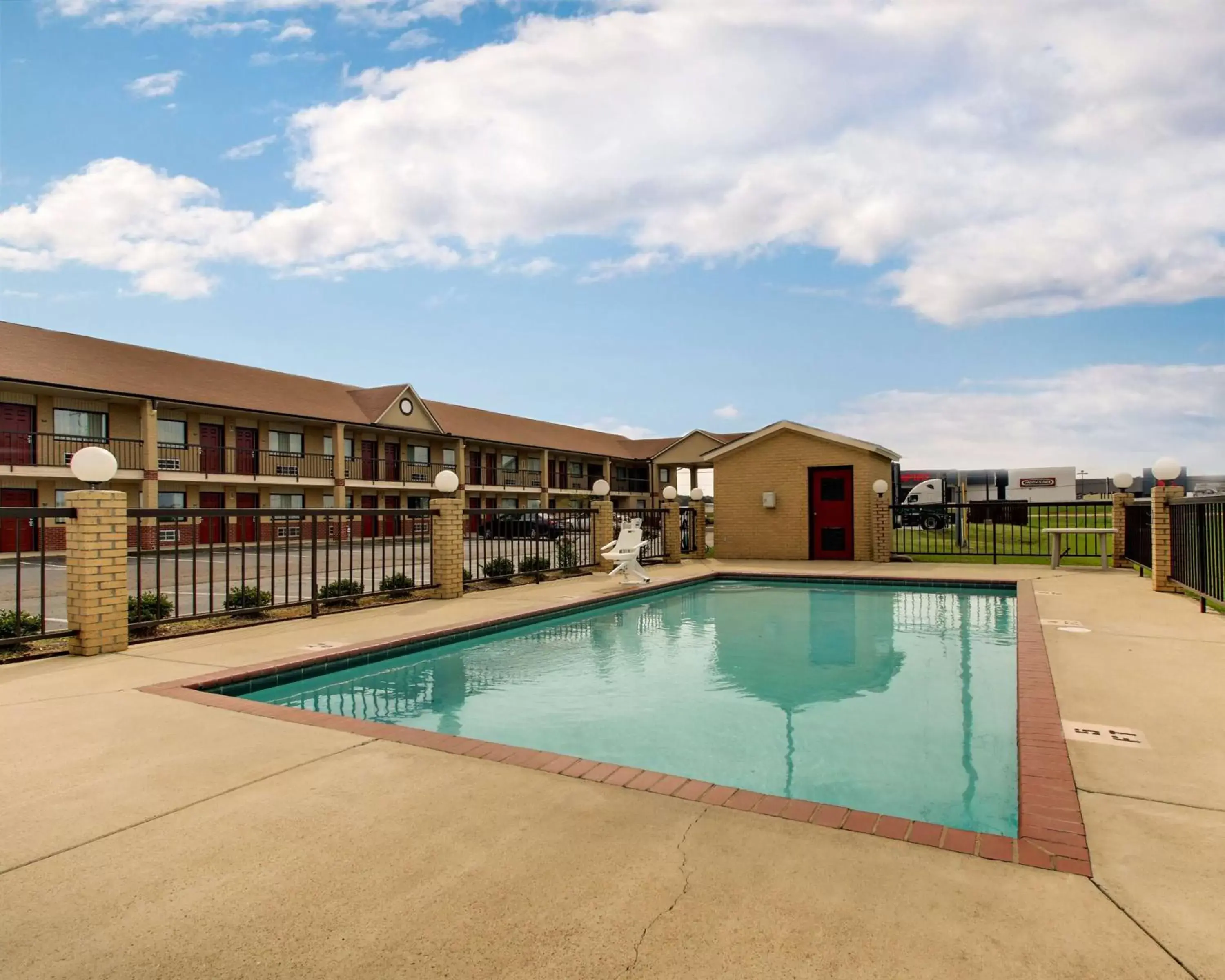 On site, Swimming Pool in SureStay Hotel by Best Western Richland