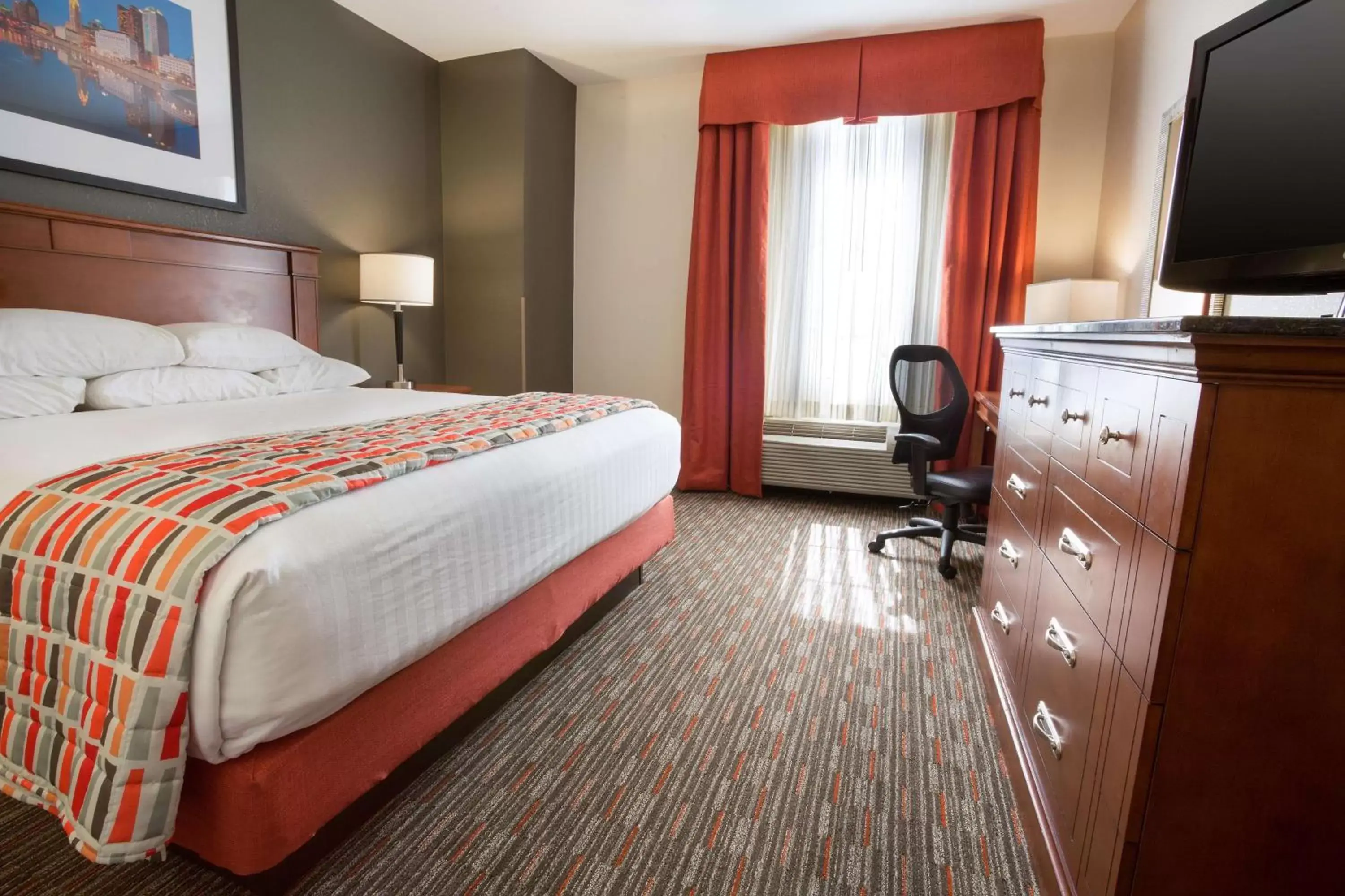 Photo of the whole room, Bed in Drury Inn & Suites Columbus Grove City