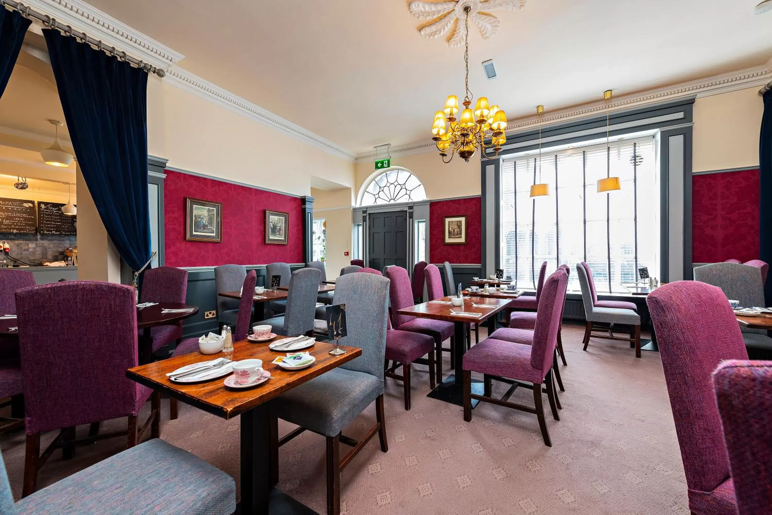 Restaurant/Places to Eat in The Castle Hotel
