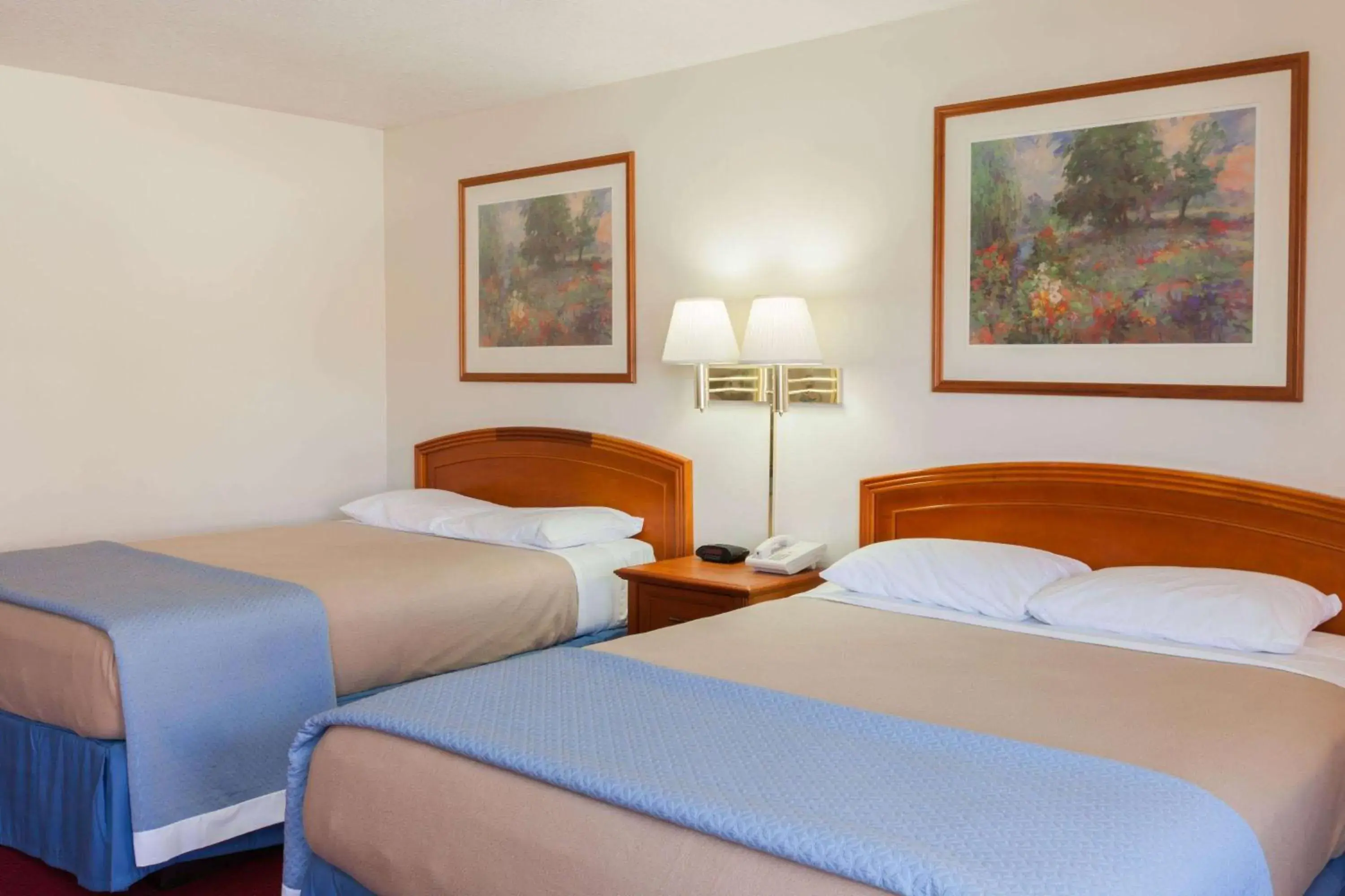 Photo of the whole room, Bed in Days Inn by Wyndham Castaic Six Flags Magic Mountain