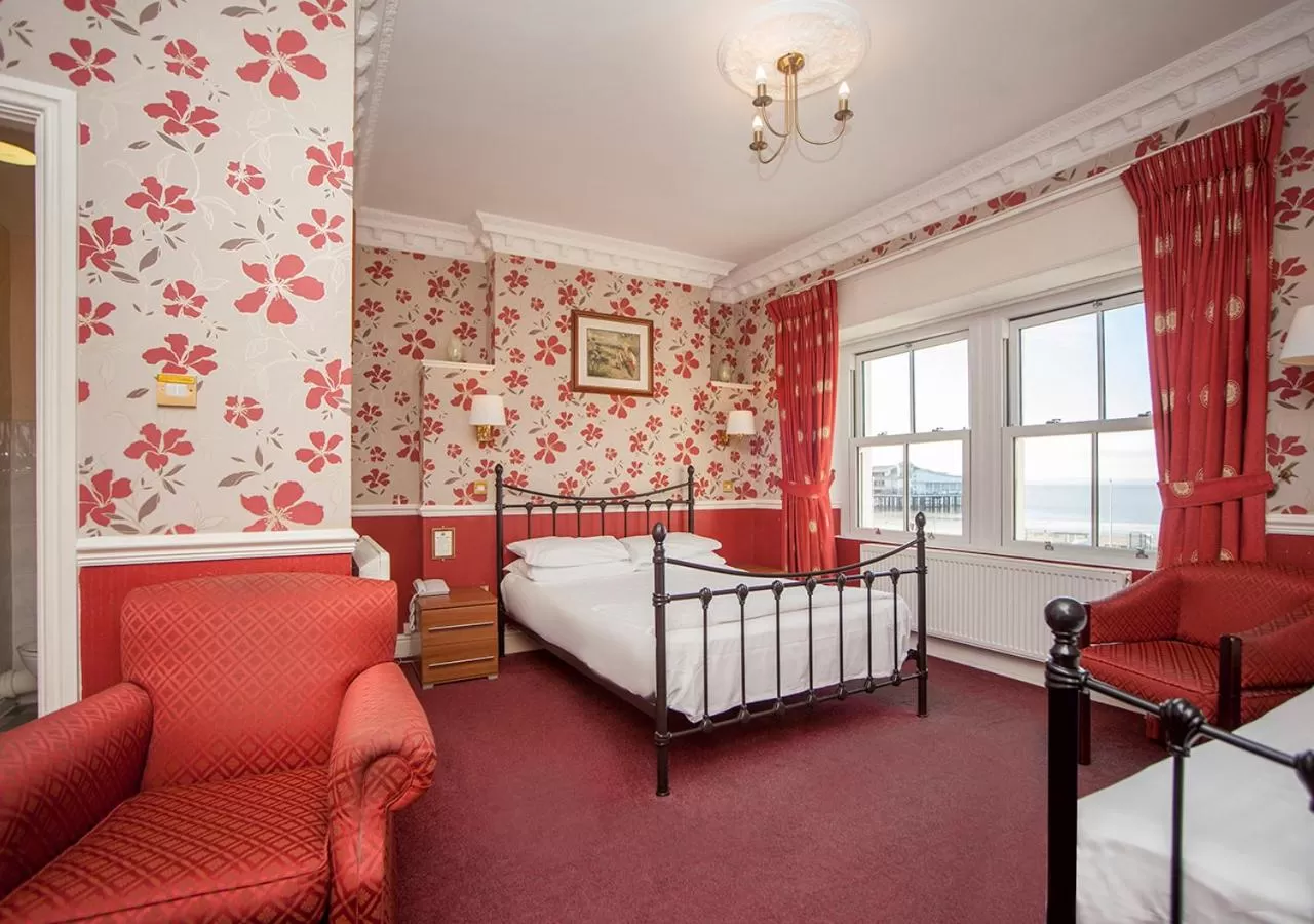 Bedroom, Bed in The Royal Hotel