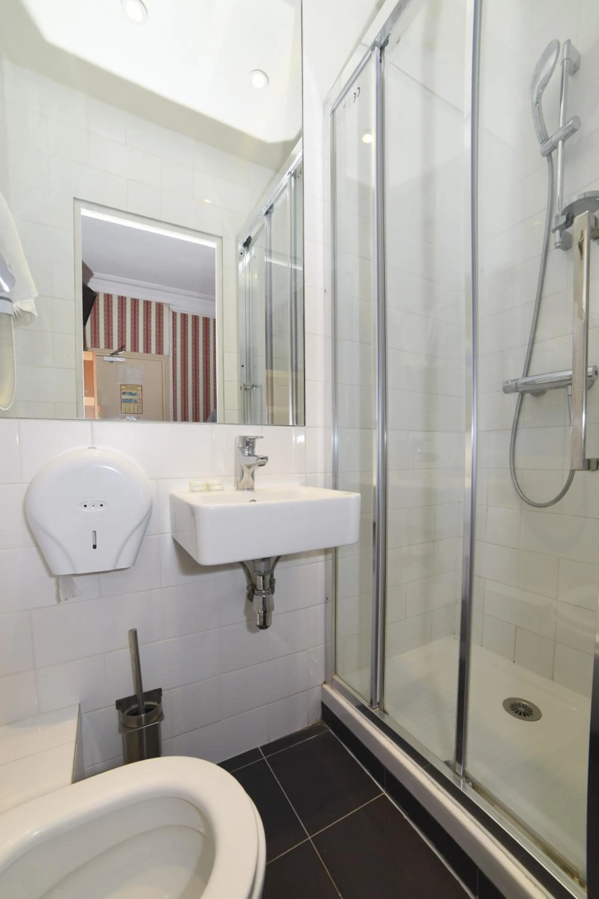 Shower in Sully Hôtel