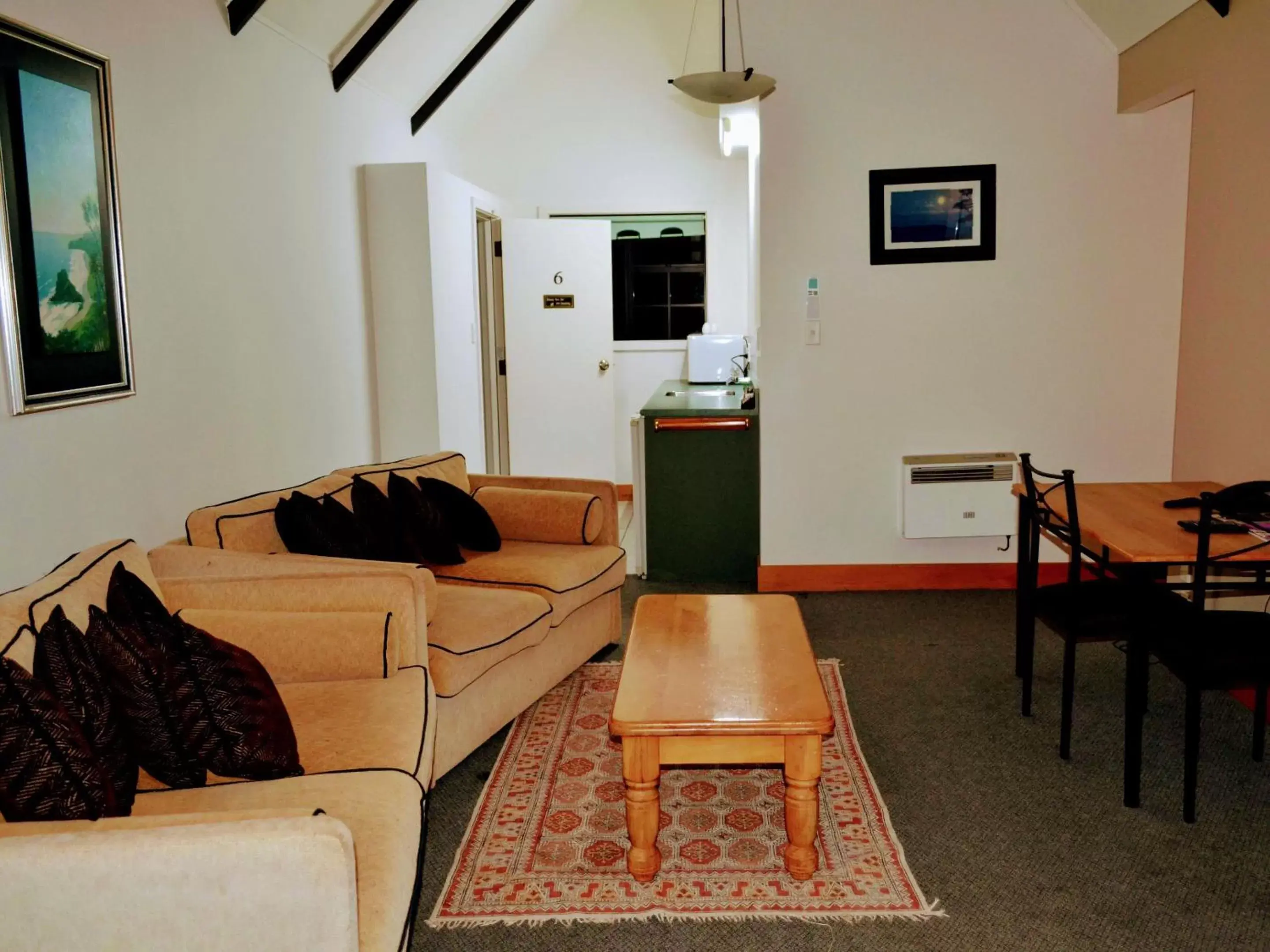 Living room, Seating Area in Salty Dog Inn