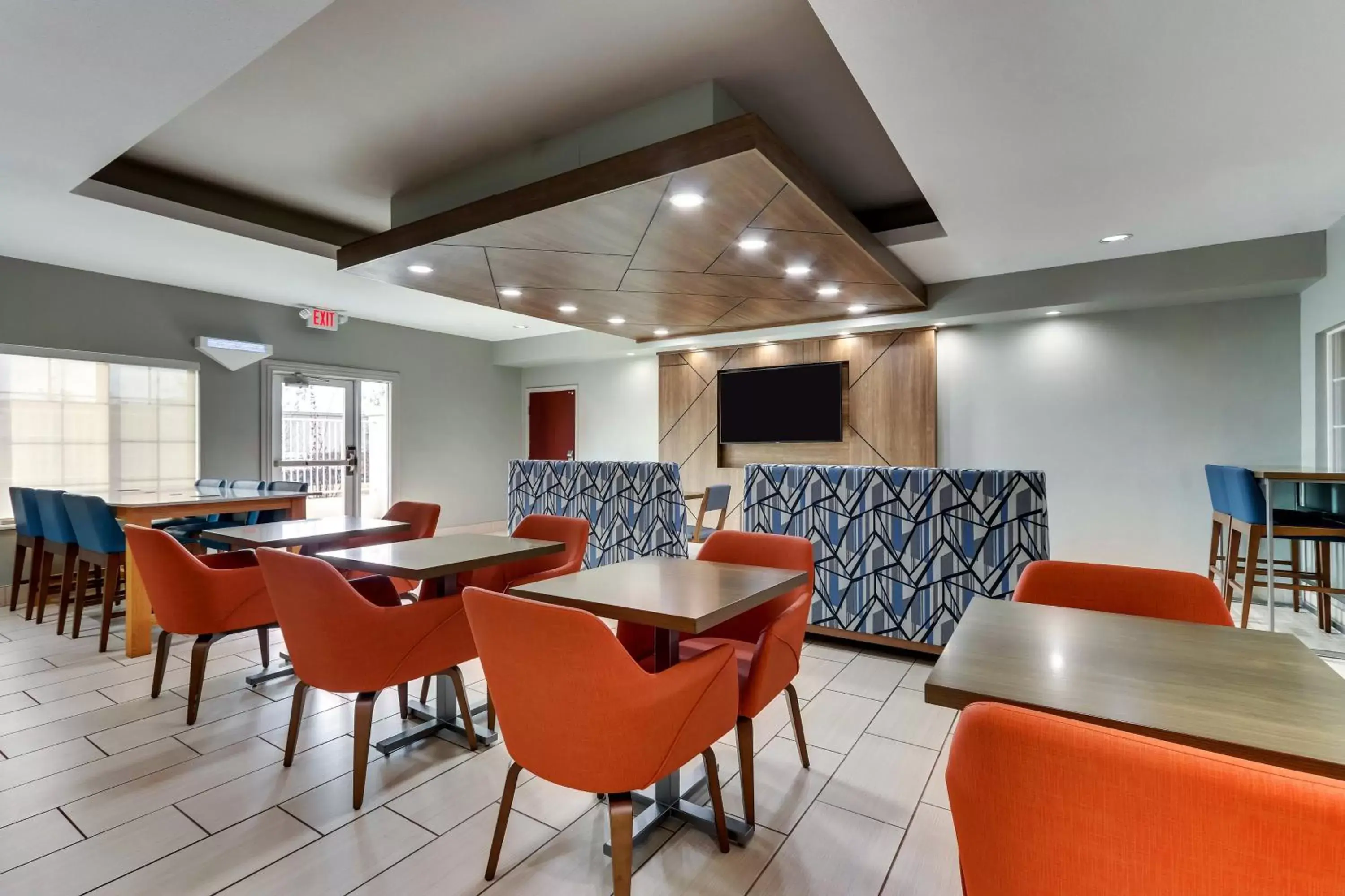 Breakfast, Lounge/Bar in Holiday Inn Express & Suites - Ardmore, an IHG Hotel