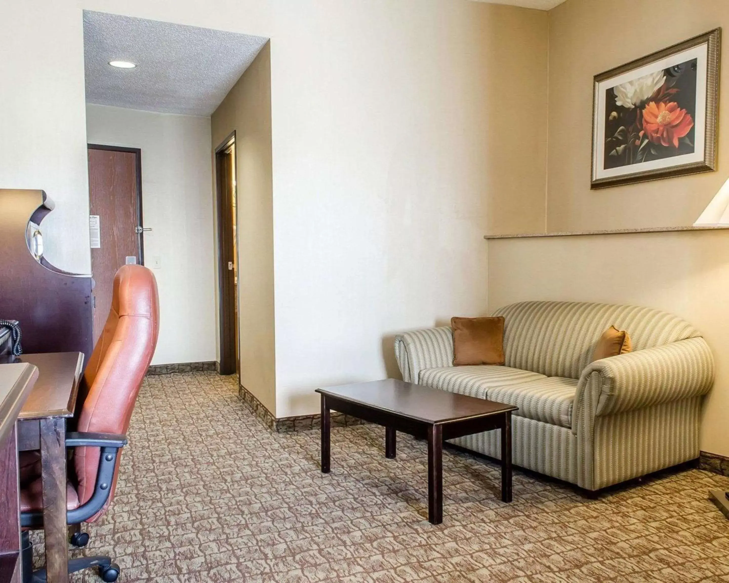 Photo of the whole room, Seating Area in Comfort Suites Bloomsburg