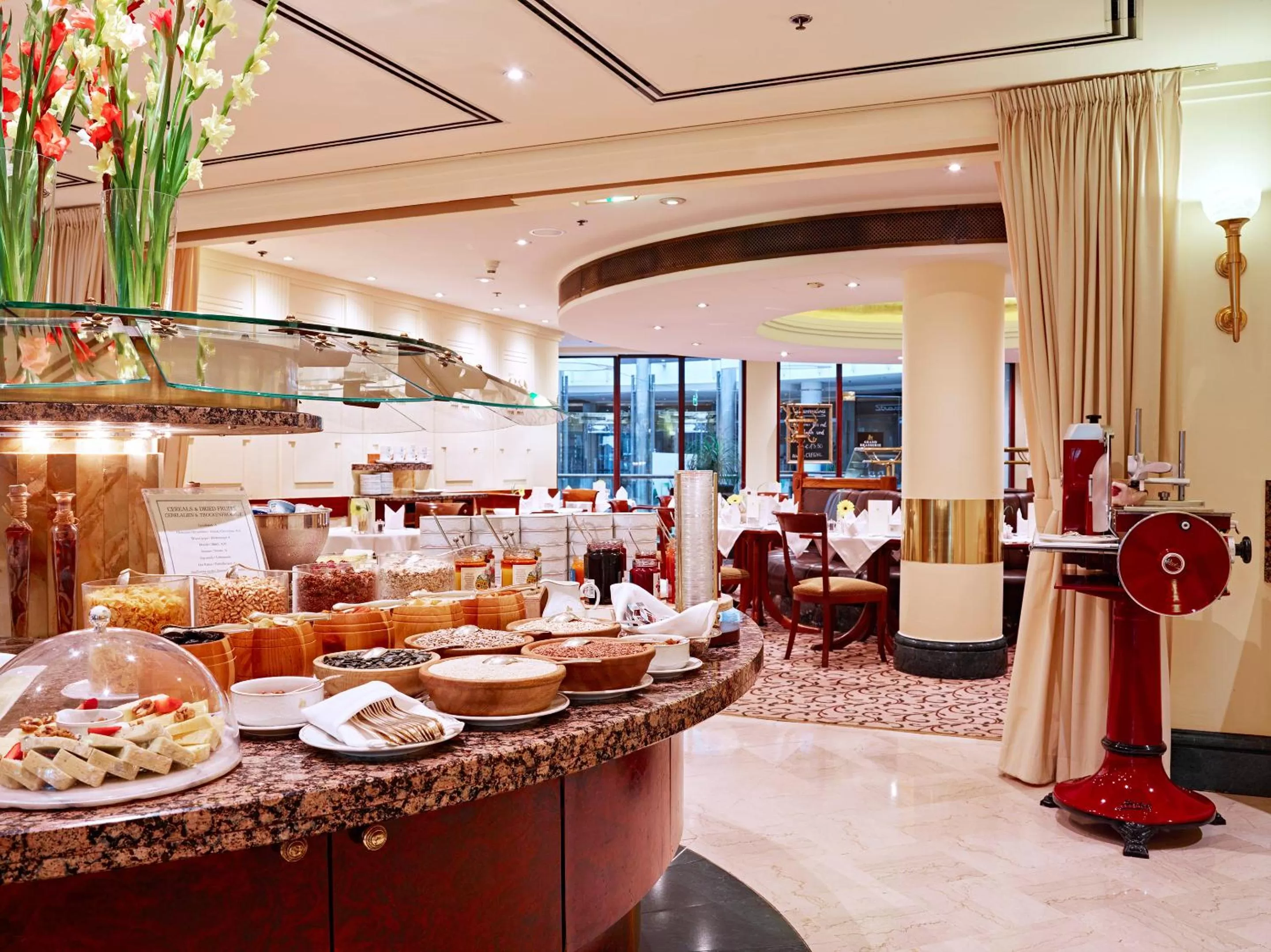 Restaurant/places to eat in Grand Hotel Wien