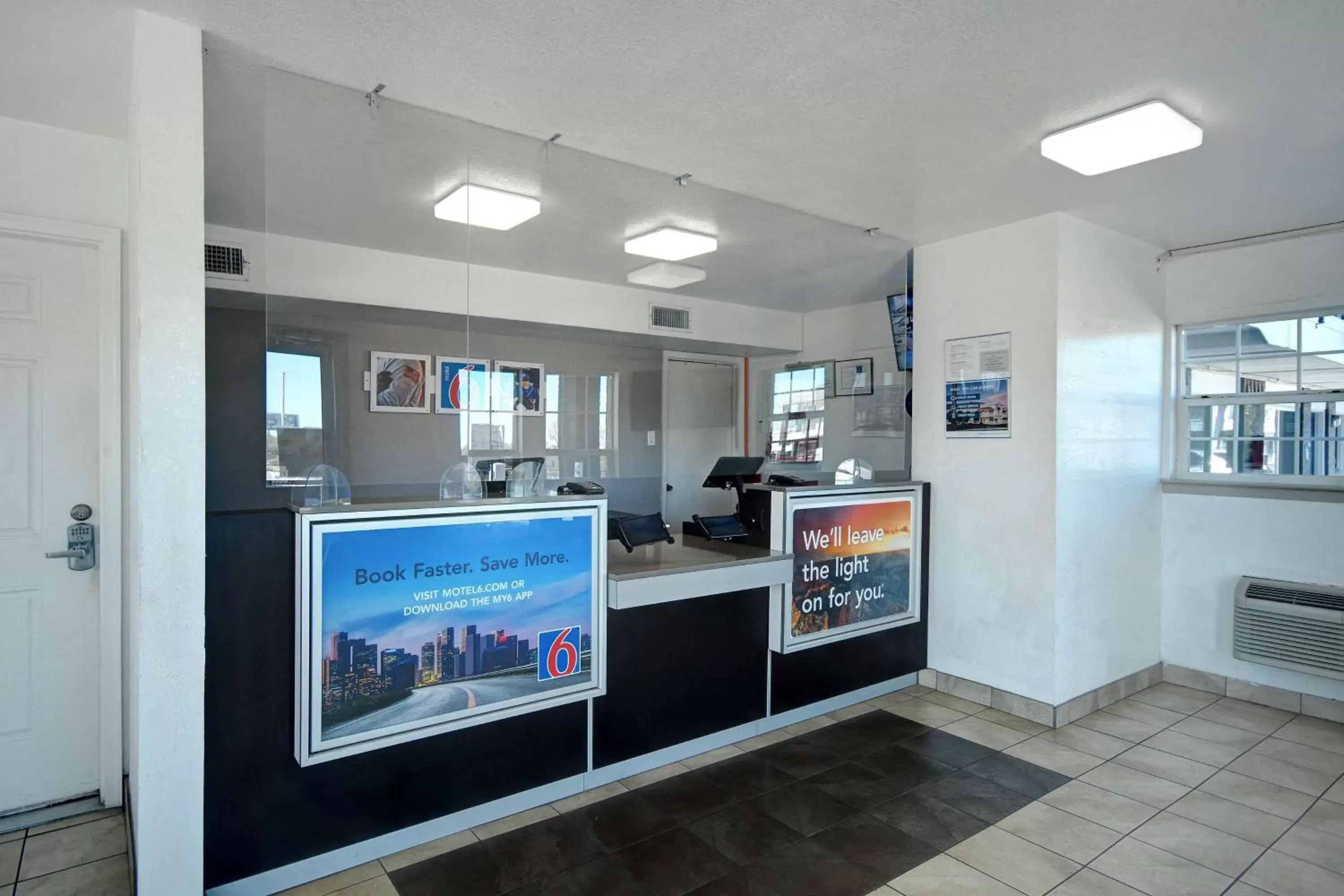 Lobby or reception in Motel 6-Fort Worth, TX - Convention Center