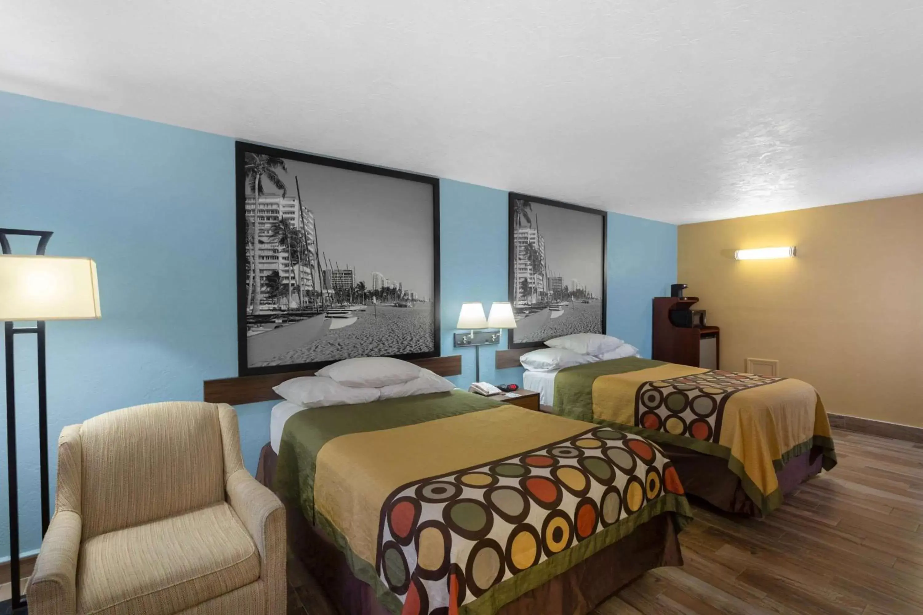 Photo of the whole room, Bed in Super 8 by Wyndham Bradenton Sarasota Area