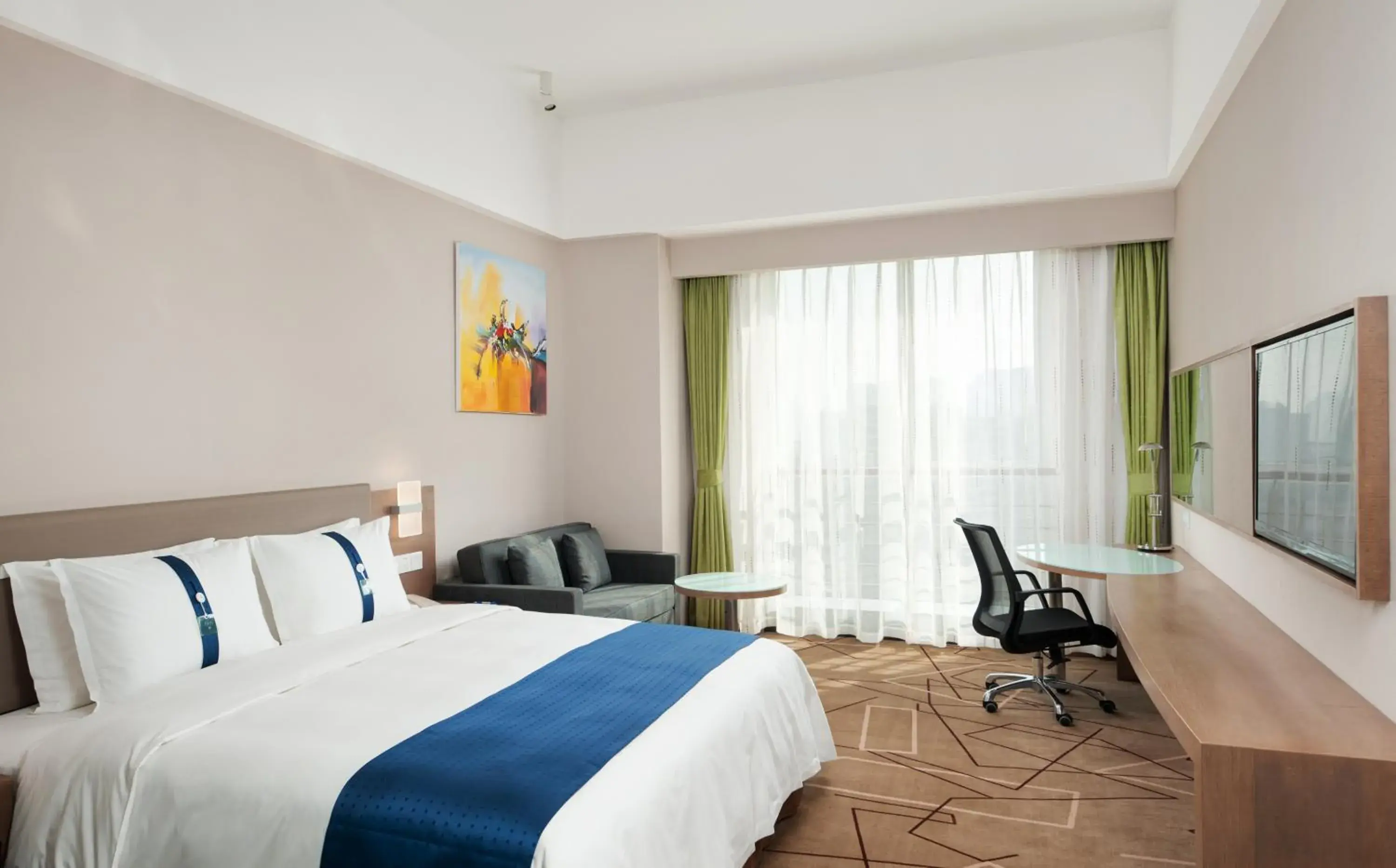 Bed in Holiday Inn Express Chengdu West Gate, an IHG Hotel