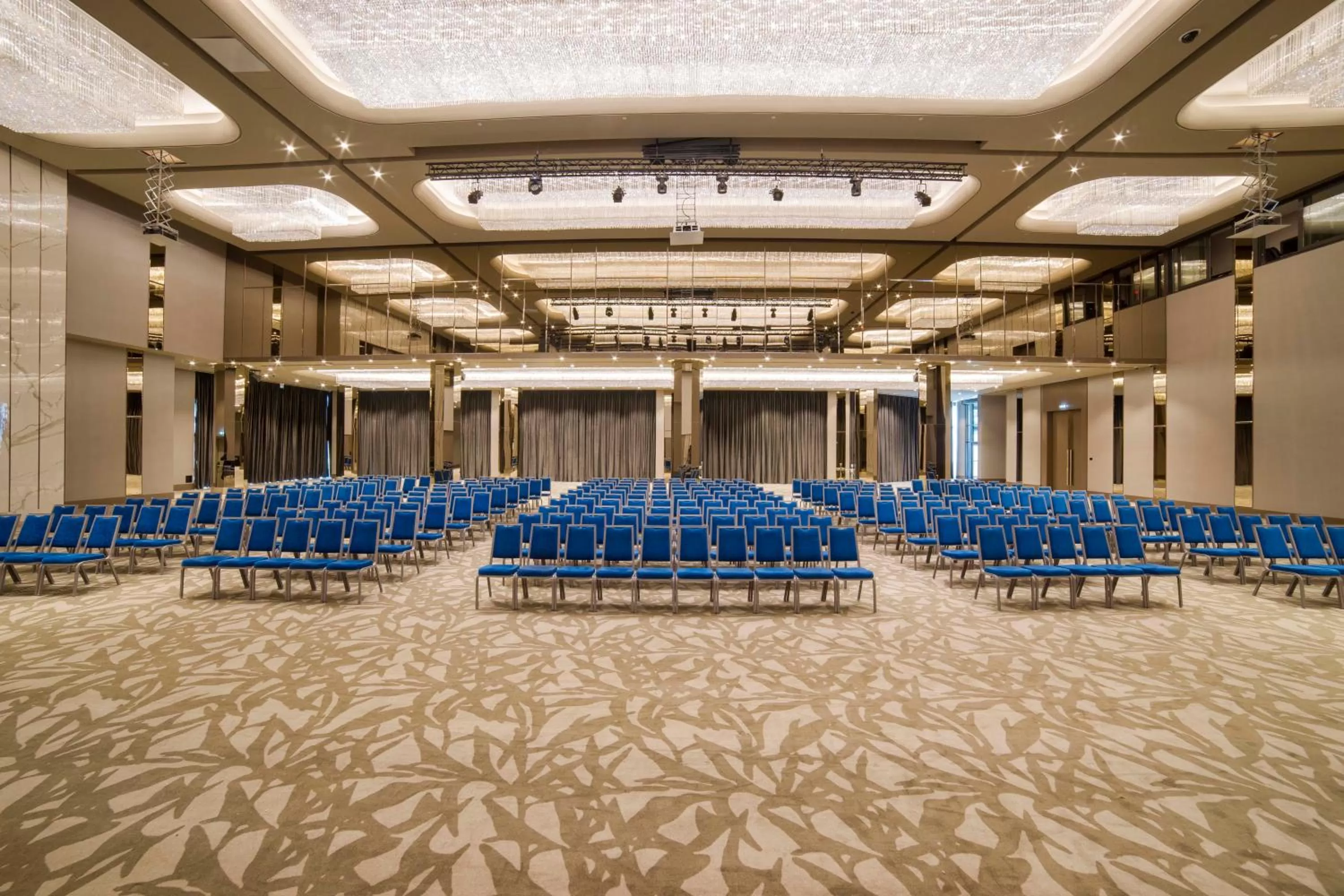 Business facilities in Radisson Collection Hotel, Vadistanbul