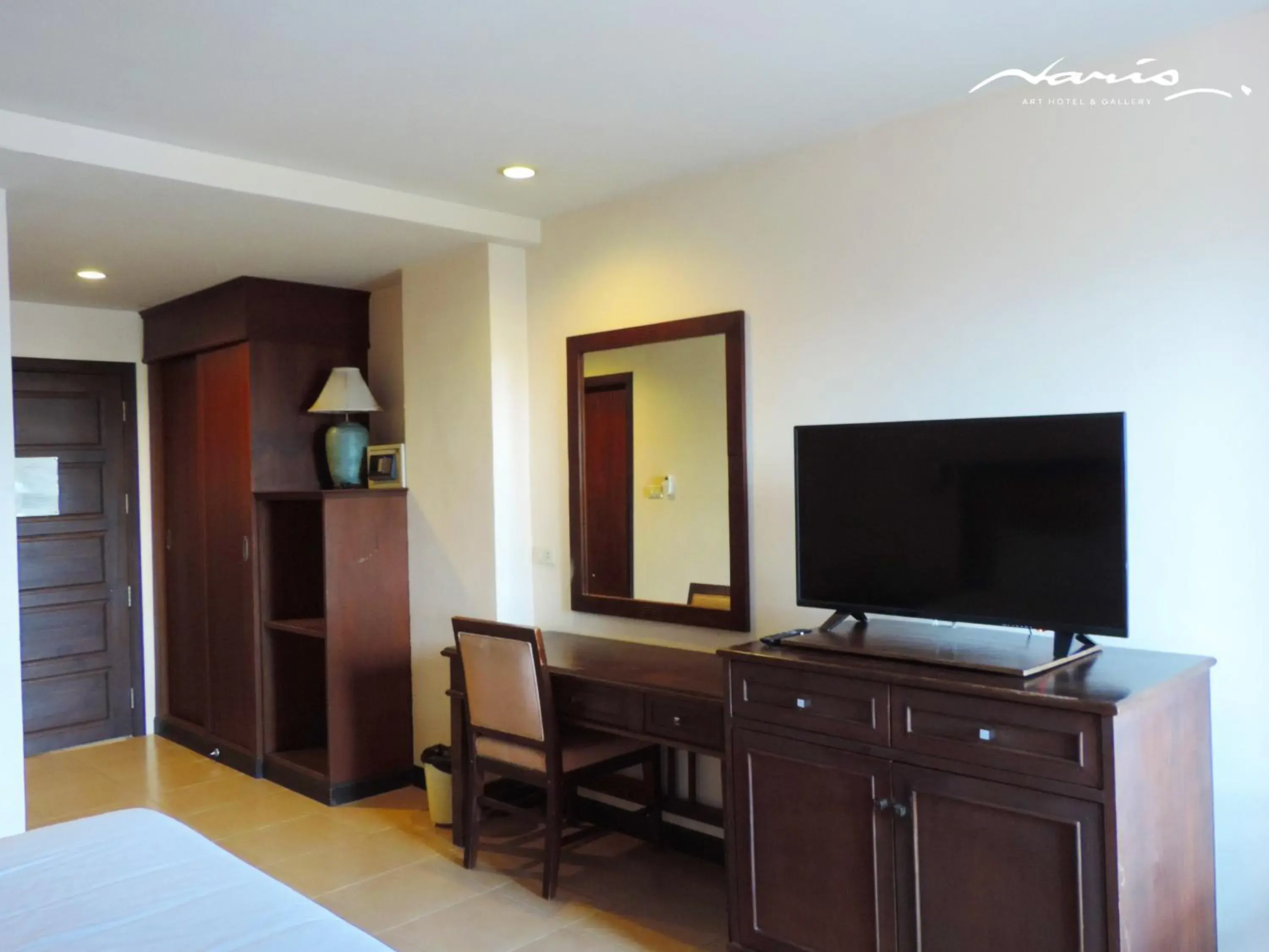 TV/Entertainment Center in Naris Art Hotel