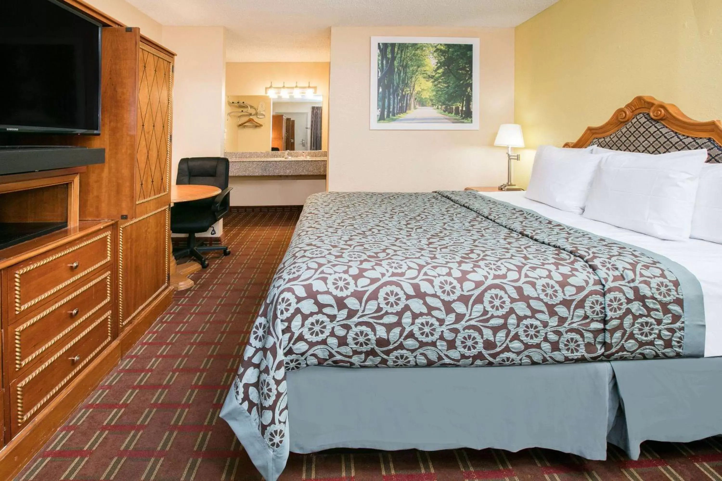 Photo of the whole room, Bed in Days Inn by Wyndham McKinney