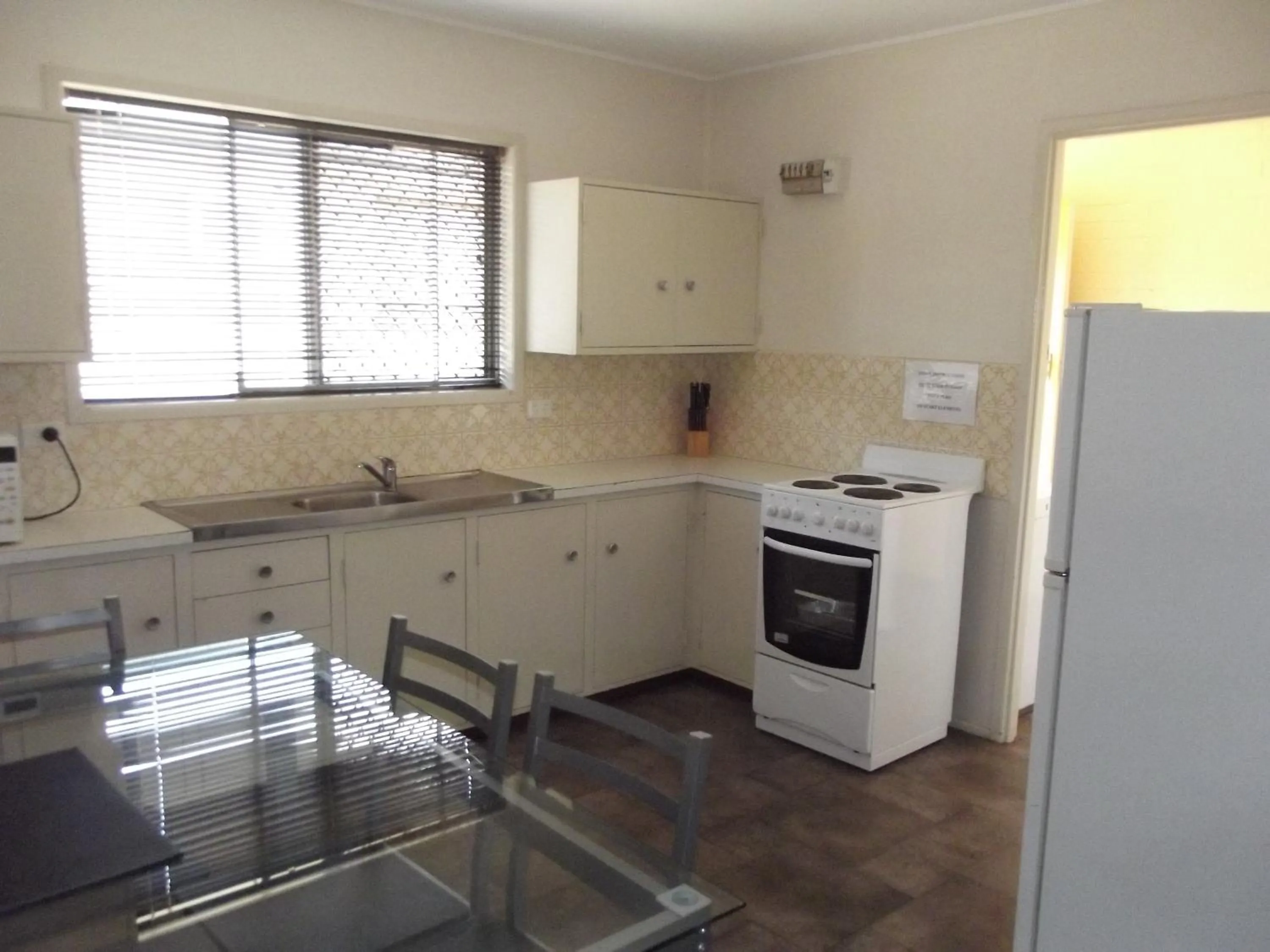 Kitchen or kitchenette in Bridge Street Motor Inn