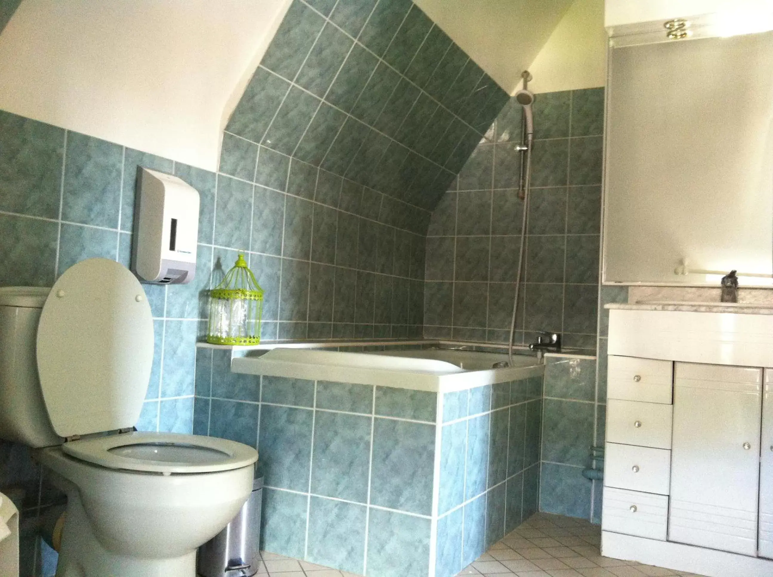 Standard Twin Room - single occupancy in Auberge du Puits Standard Twin Room - single occupancy in Auberge du Puits
