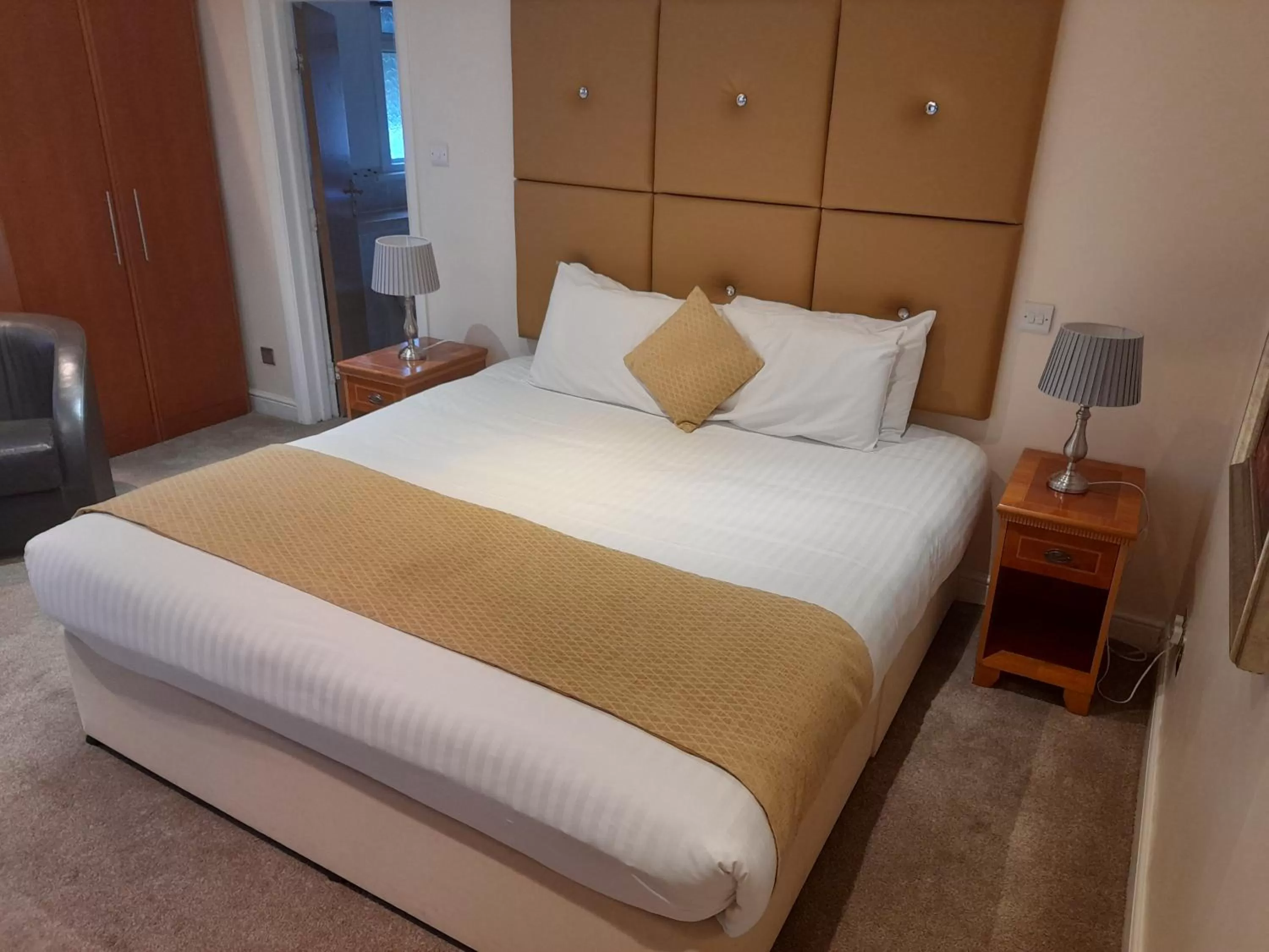 Photo of the whole room, Bed in Lismoyne Hotel