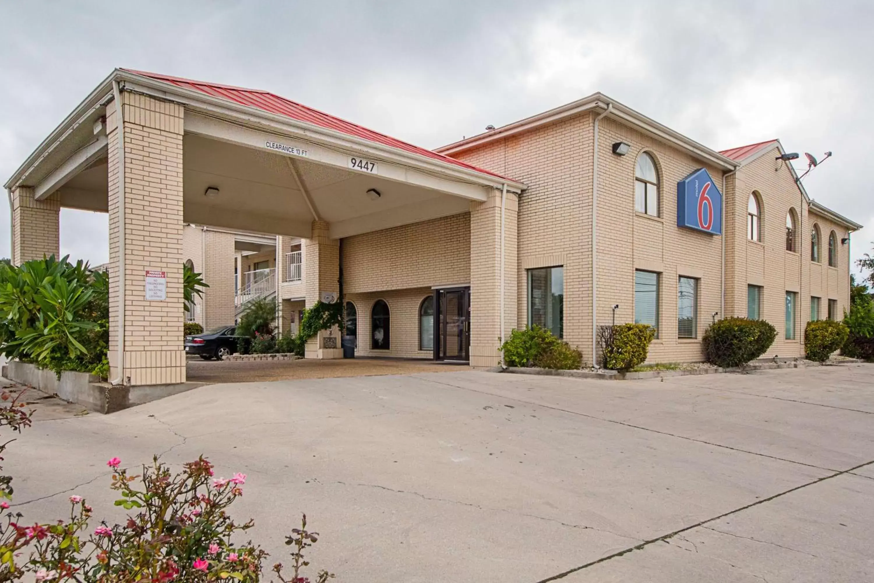 Property Building in Motel 6-San Antonio, TX - Fiesta Trails