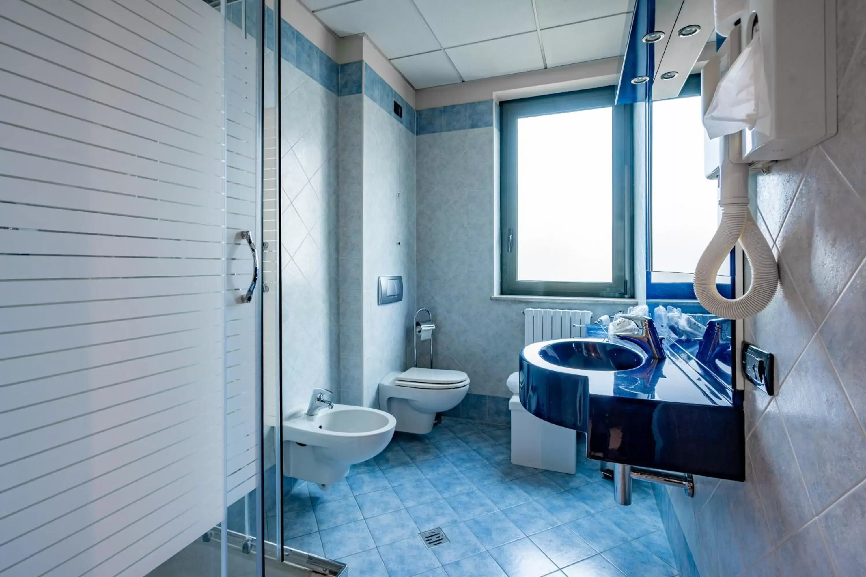 Shower, Bathroom in Hotel Parisi