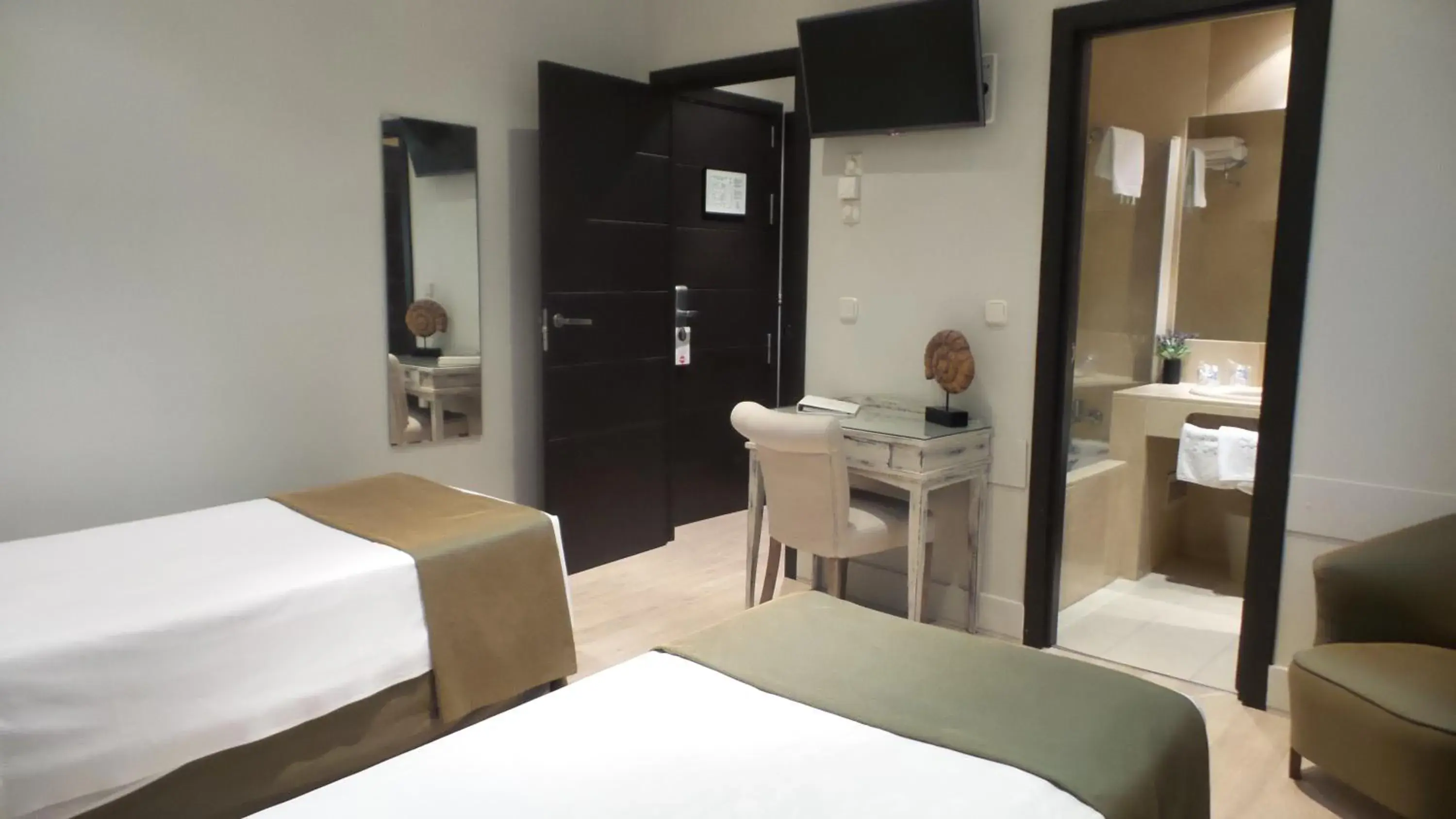 Bedroom, Bed in Hotel Moderno Puerta del Sol