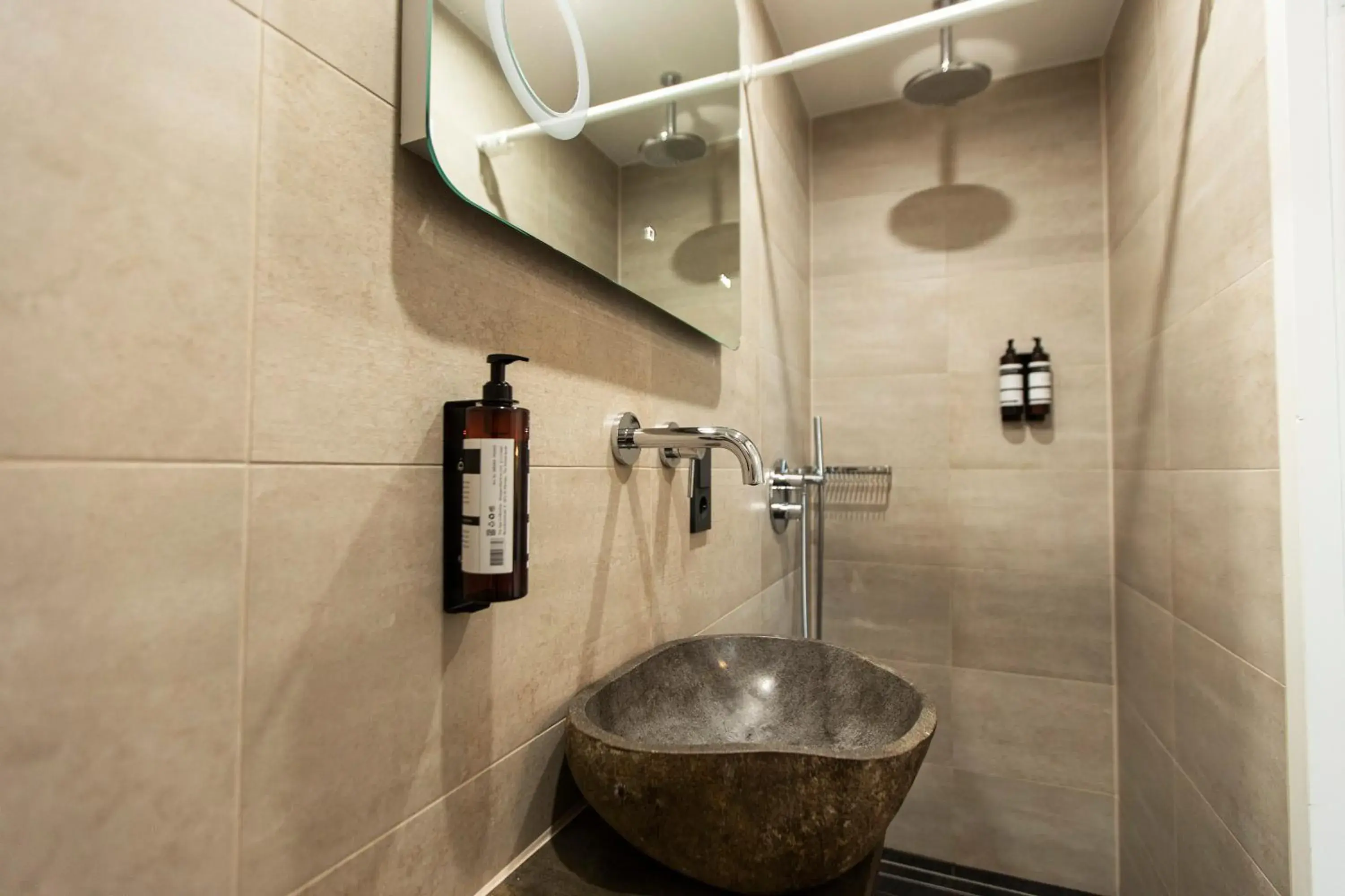 Bathroom in Quentin Golden Bear Hotel