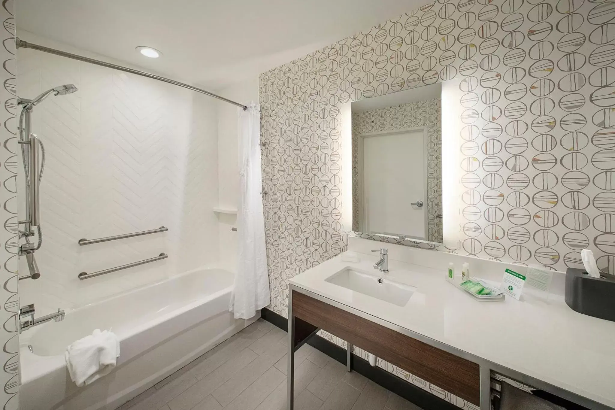 Photo of the whole room, Bathroom in Holiday Inn Hotel & Suites - Decatur, an IHG Hotel