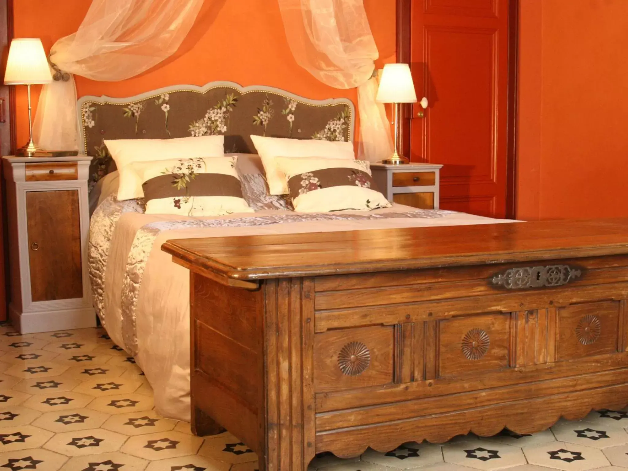 Photo of the whole room, Bed in Les Chambres des Dames