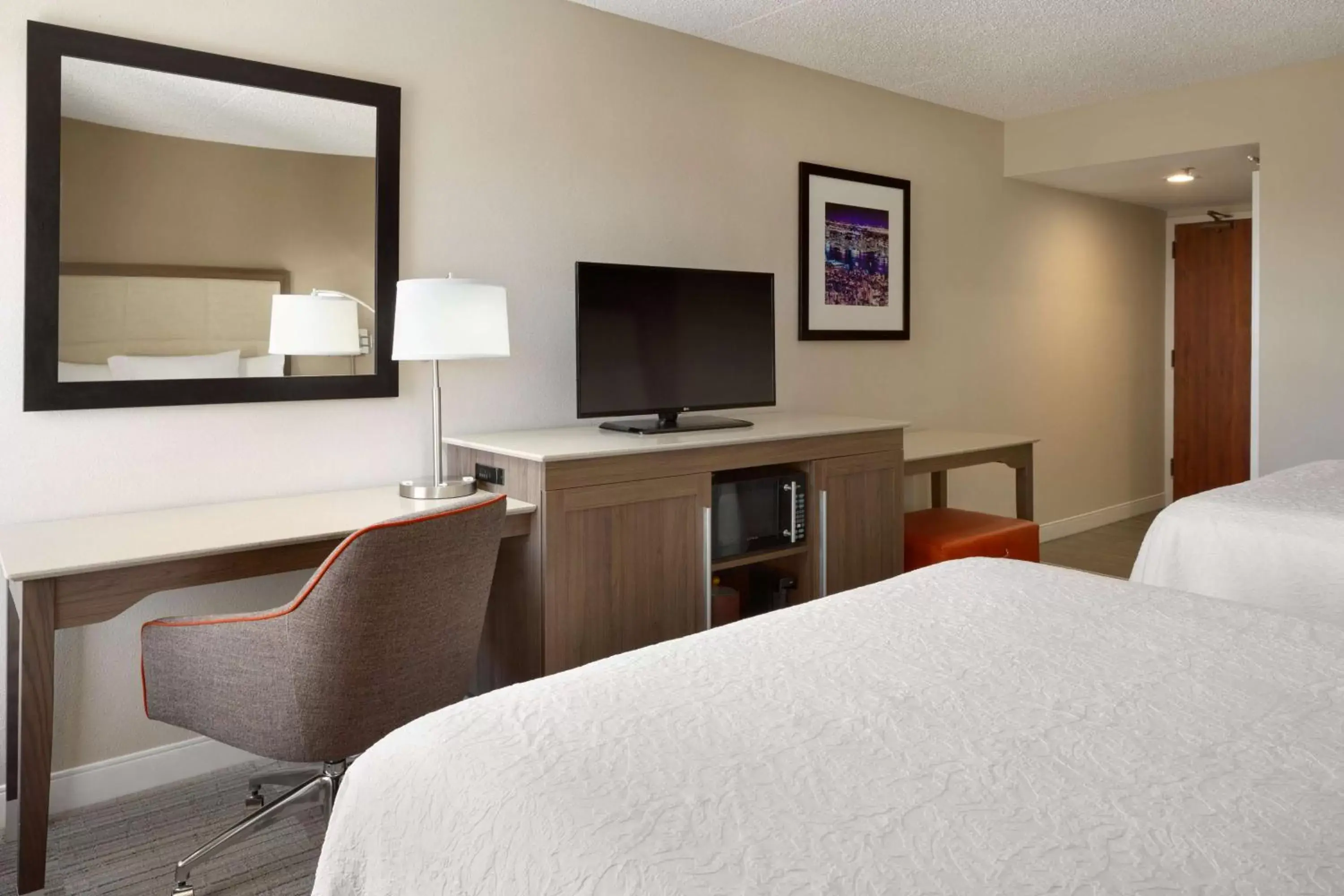 Bed, TV/Entertainment Center in Hampton Inn Philadelphia/Mt. Laurel