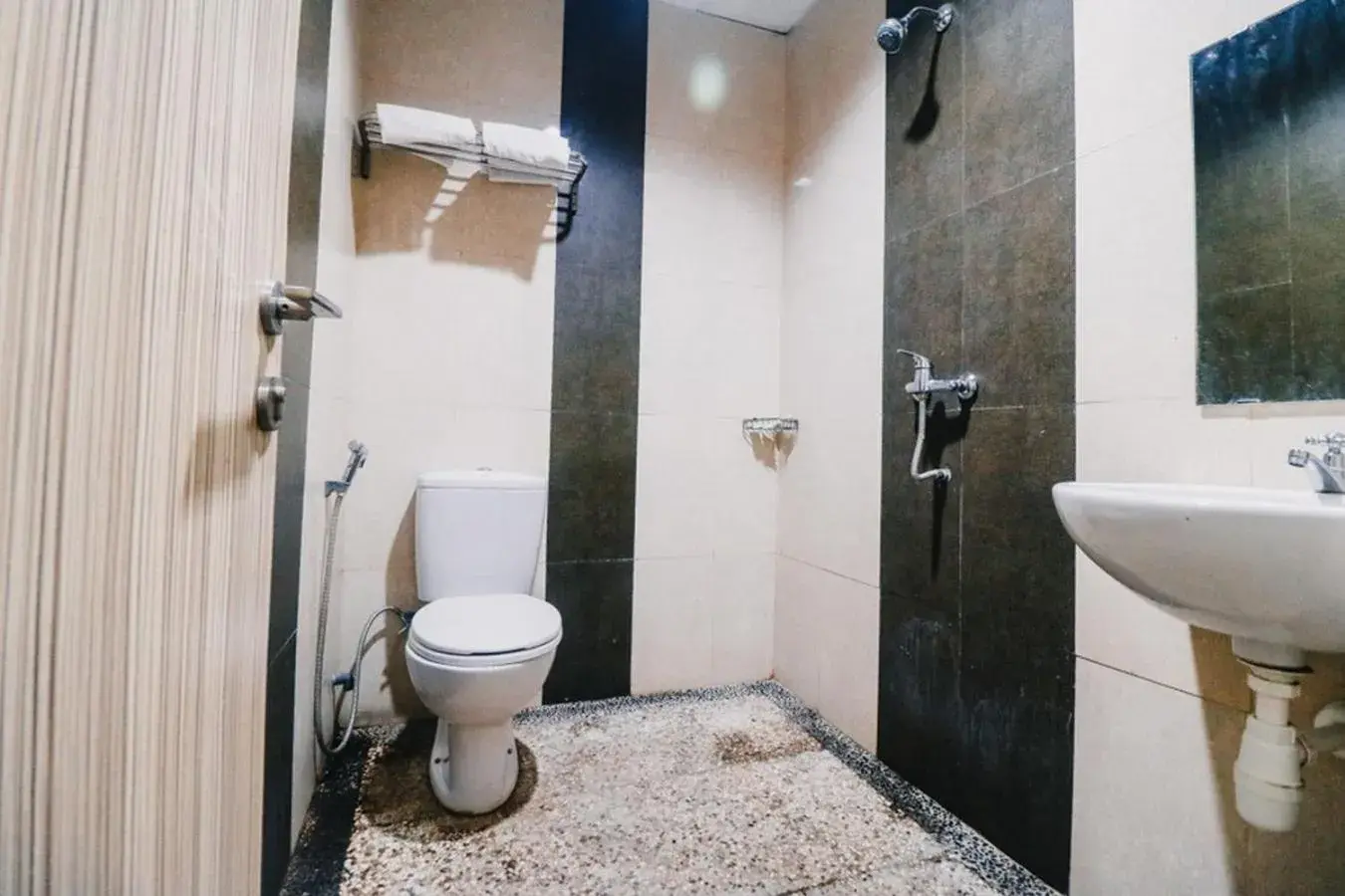 Bathroom in RedDoorz Plus near Sultan Hasanuddin Airport